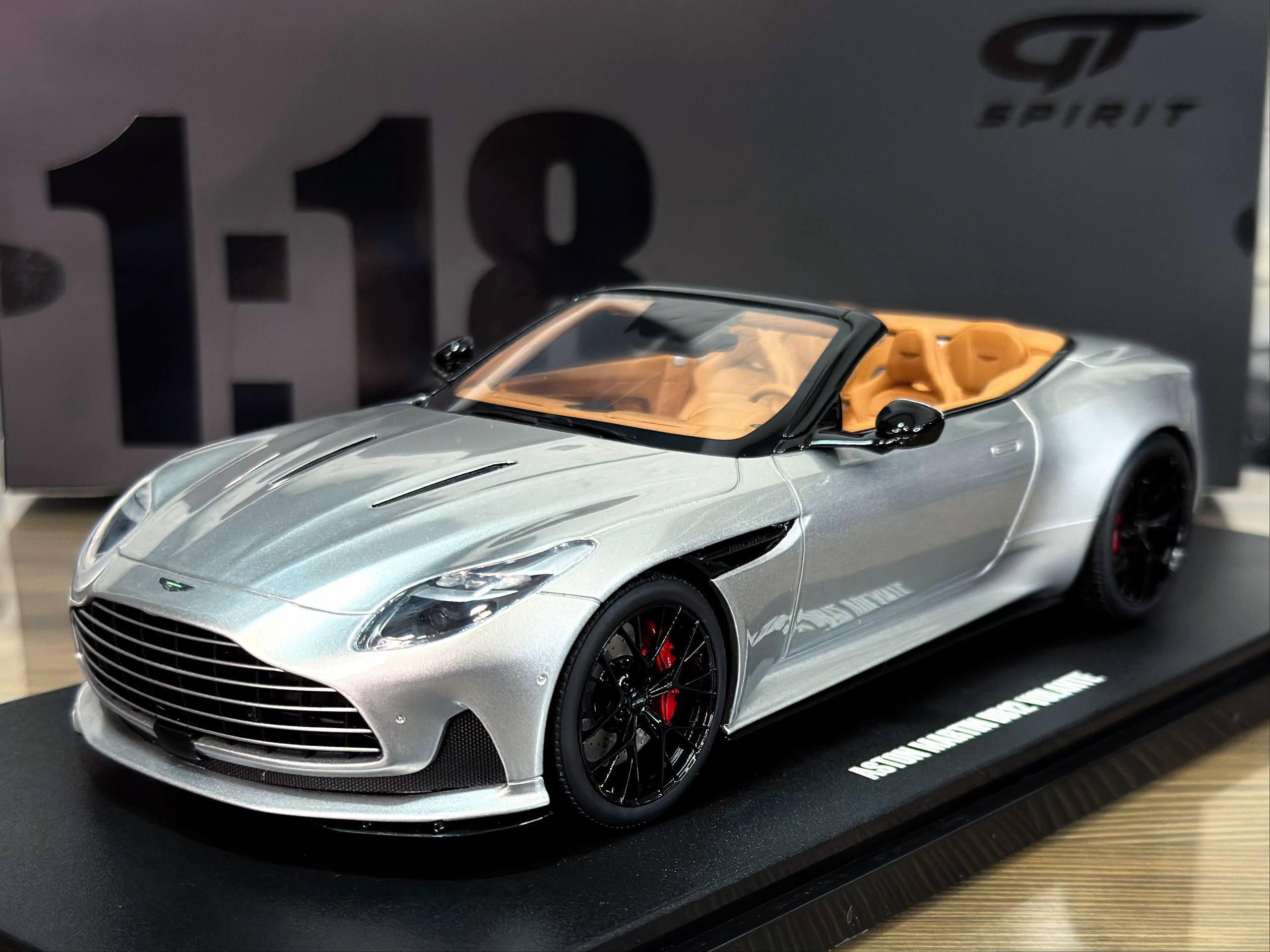 GT945 GT Spirit Aston Martin DB12 Volante Cabriolet Open 2023 Silver 1:18
