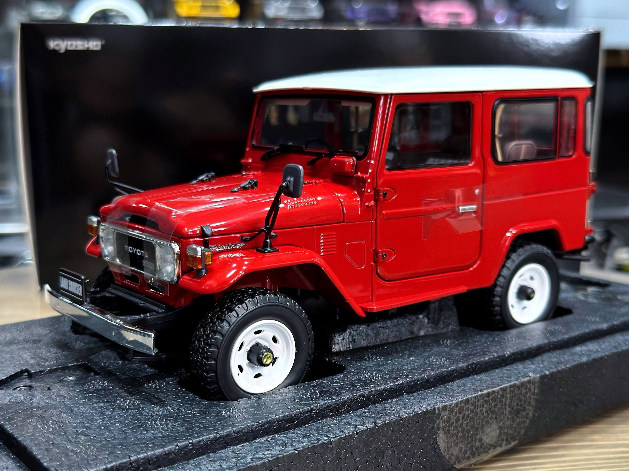 08971R Kyosho Toyota Land Cruiser 40 Van (BJ42V) Red 1:18