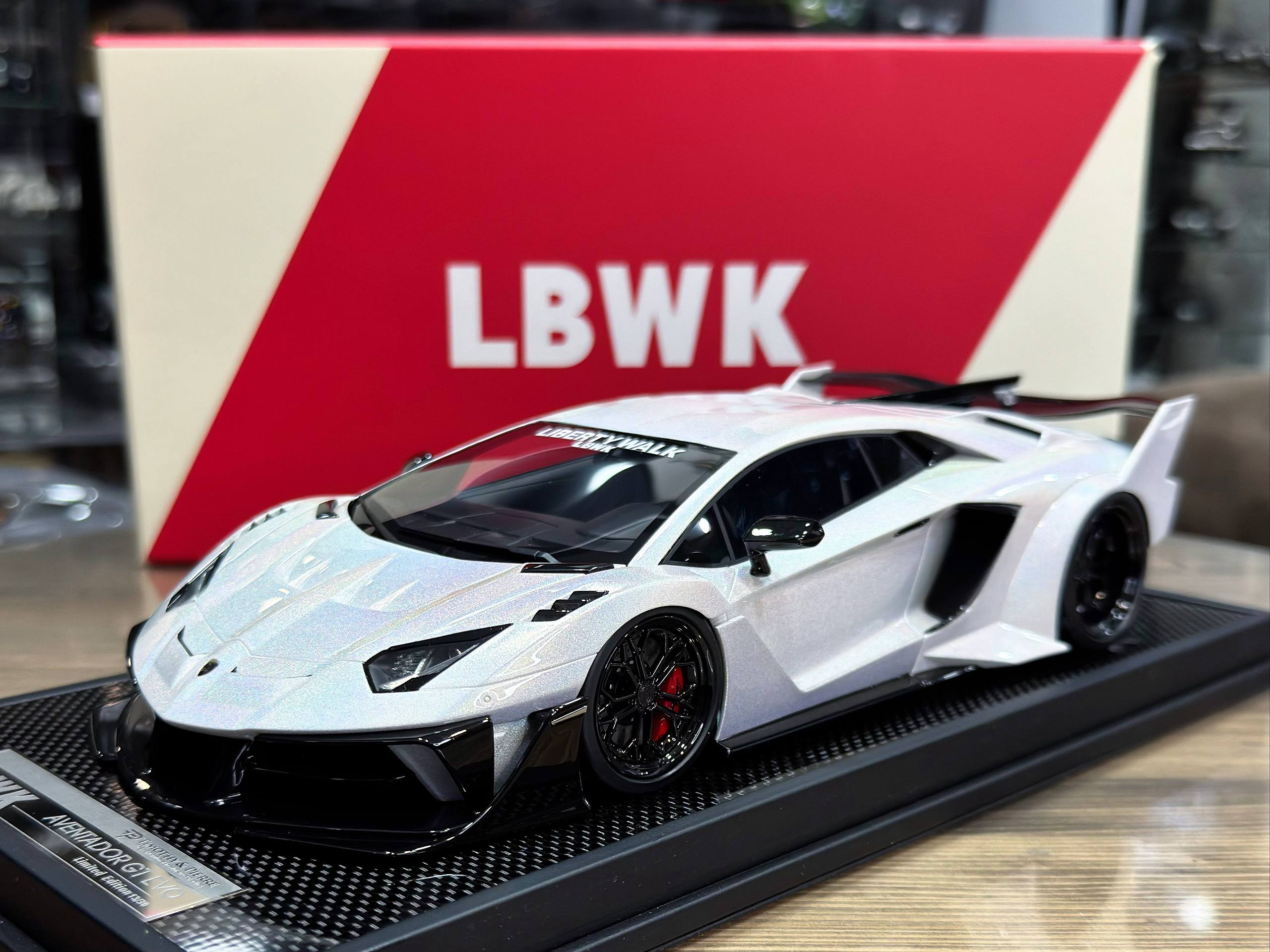 LB1875-BW Timothy & Pierre LBWK Lamborghini Aventador 700GT EVO Chameleon White 1:18