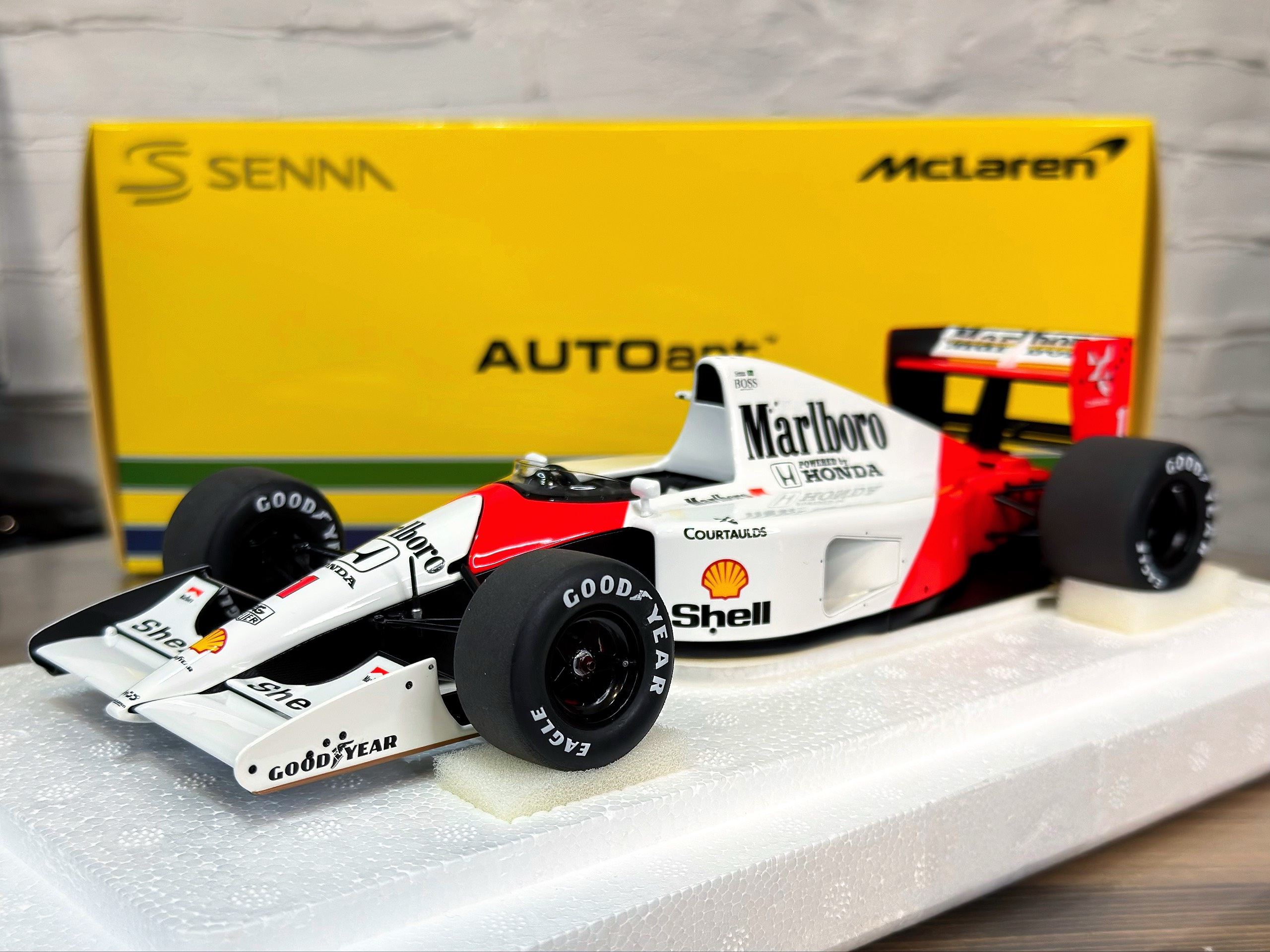 89150T Custom AUTOart McLaren Honda MP4/6 1991 #1 (с лого от Marlboro) 1:18