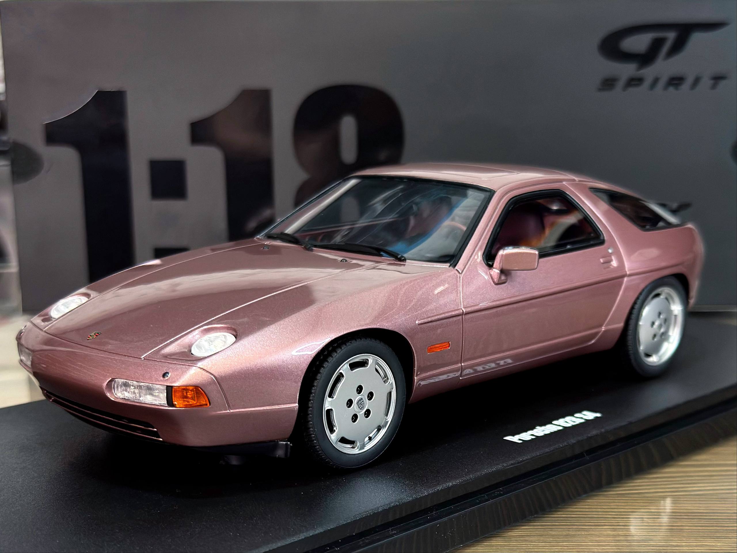 GT524 GT Spirit Porsche 928 S Pink 1980 1:18