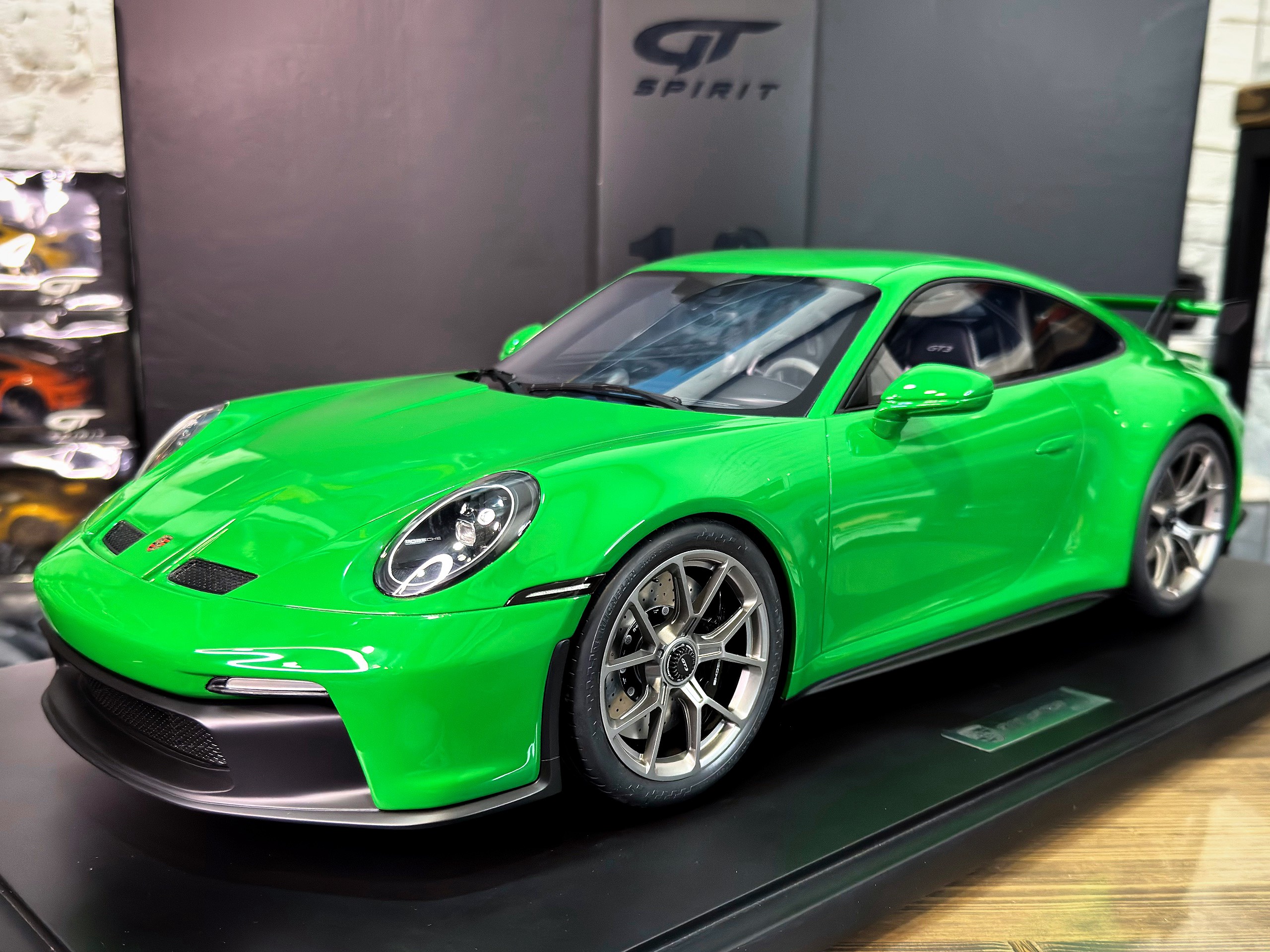 GTS801601 GT Spirit Porsche 911 (992) GT3 2022 Python Green 1:8