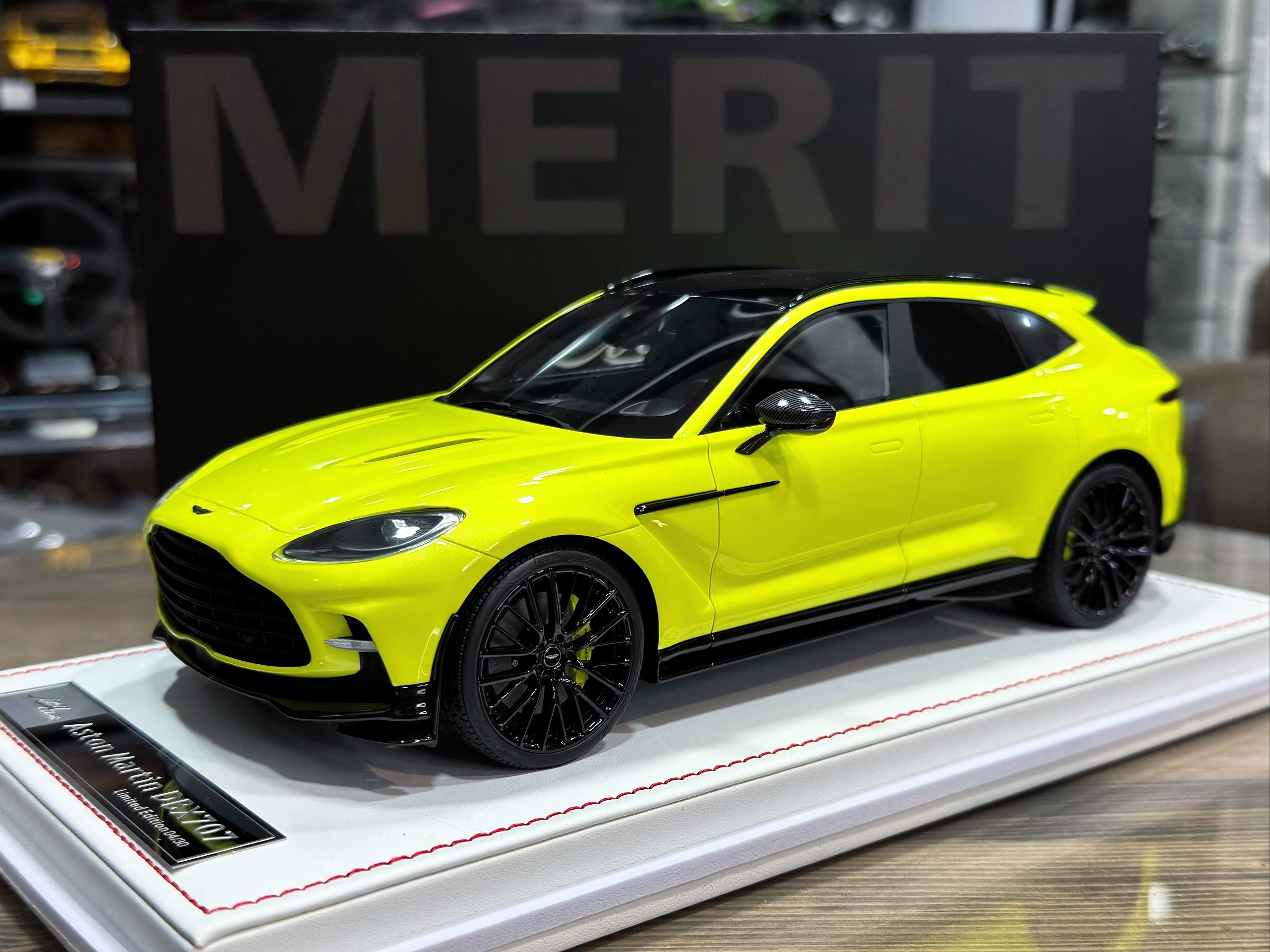 IM1832LE IVY Merit Aston Martin DBX 707 Lime 1:18