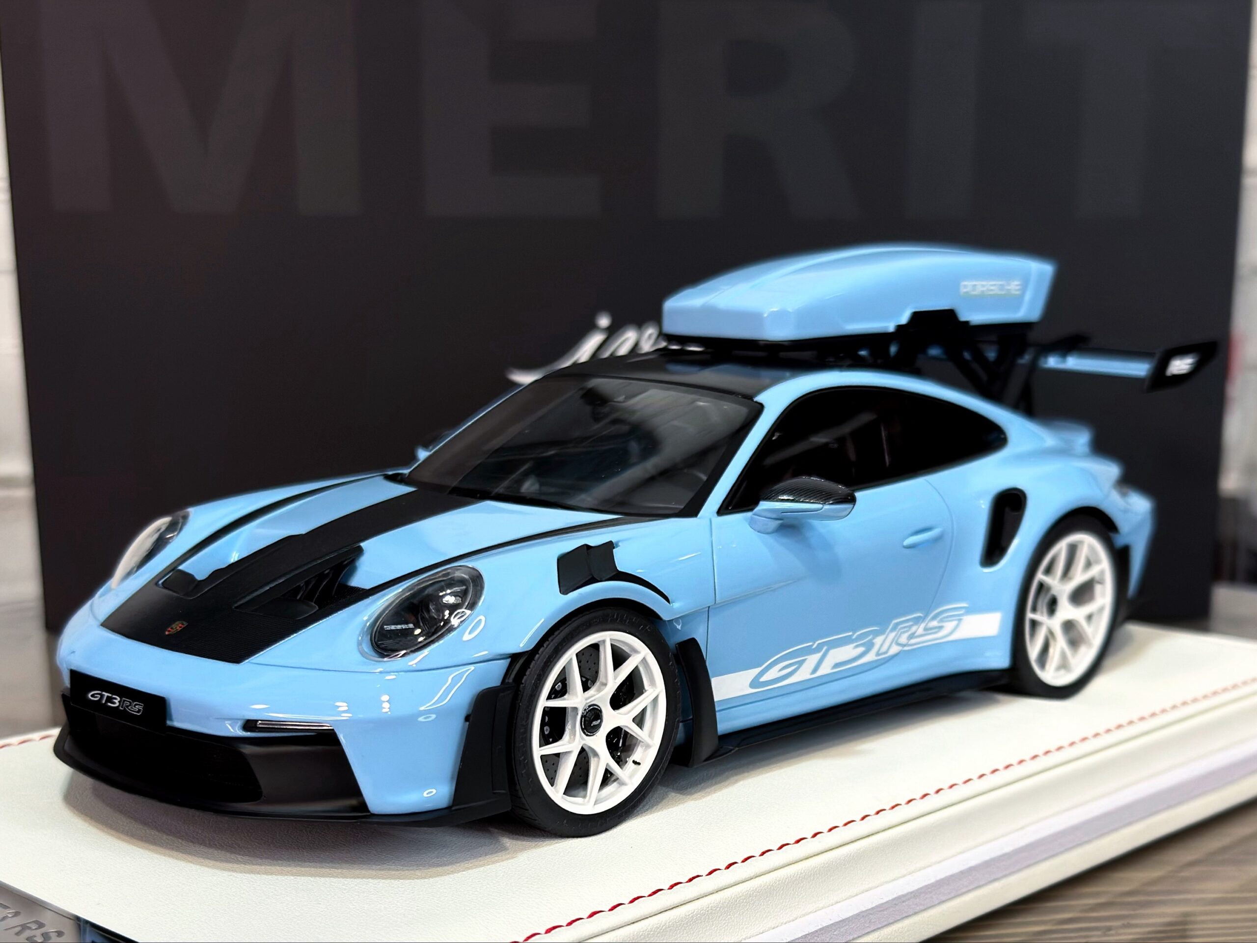 AB645 IVY Merit Porsche 911 (992) GT3 RS Luggage Gulf Blue/White Livery with White Wheels 1:18