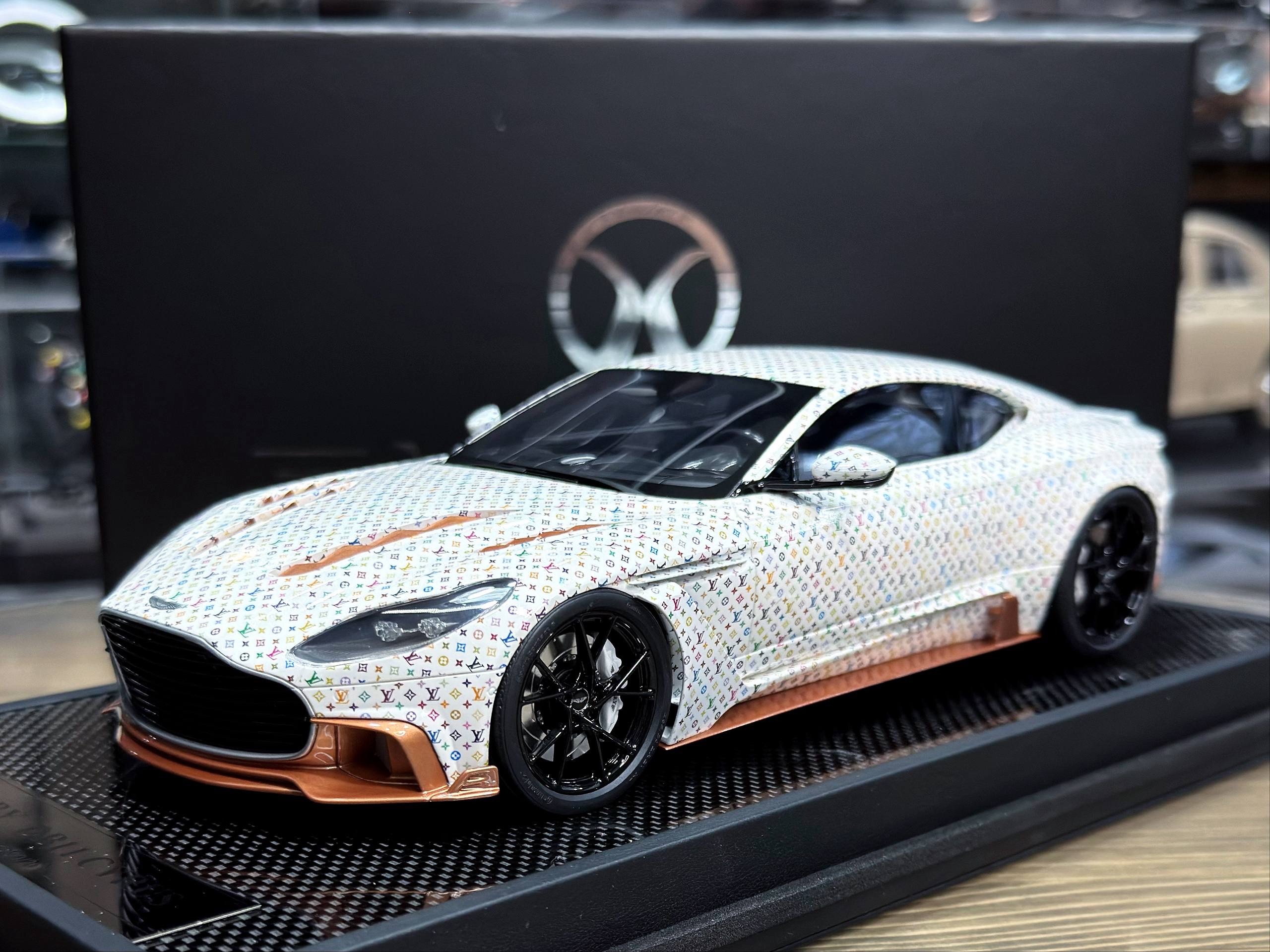 DB18LW Mansory Aston Martin DB11 White LV 1:18