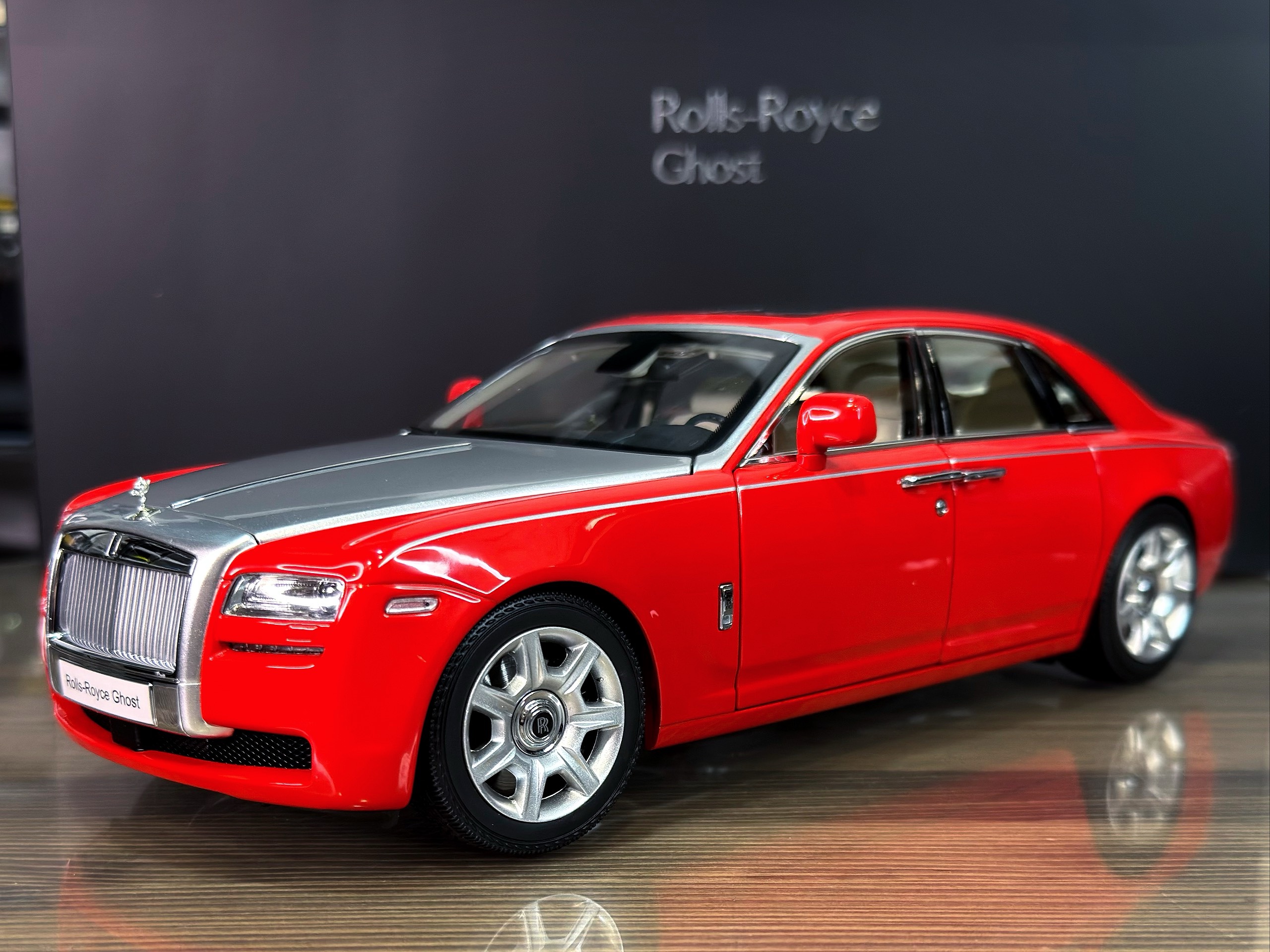 08802RS Kyosho Rolls Royce Ghost Red/Silver 1:18