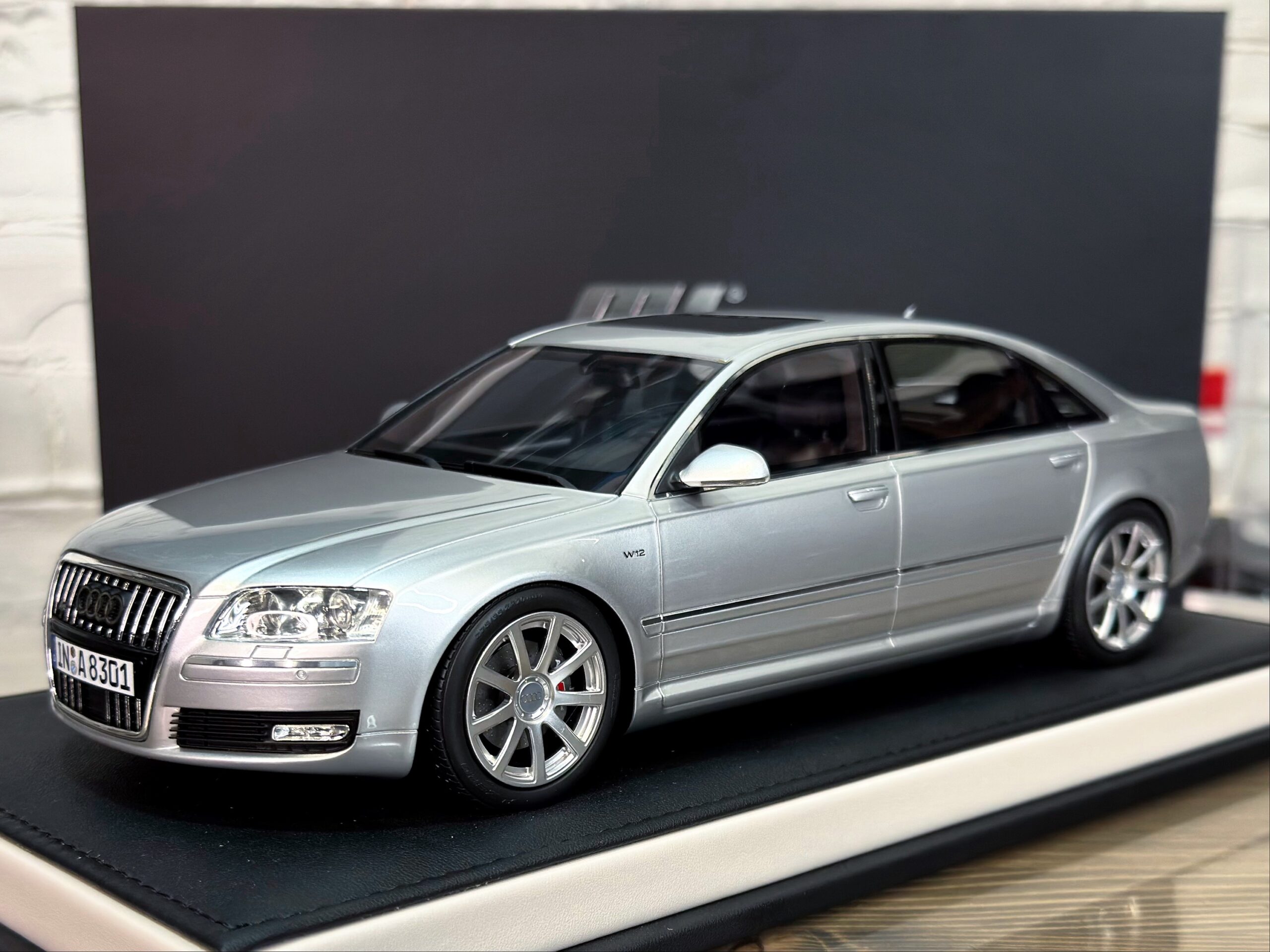 H030ISM Motorhelix Audi A8 W12 2008 Ice Silver Metallic 1:18