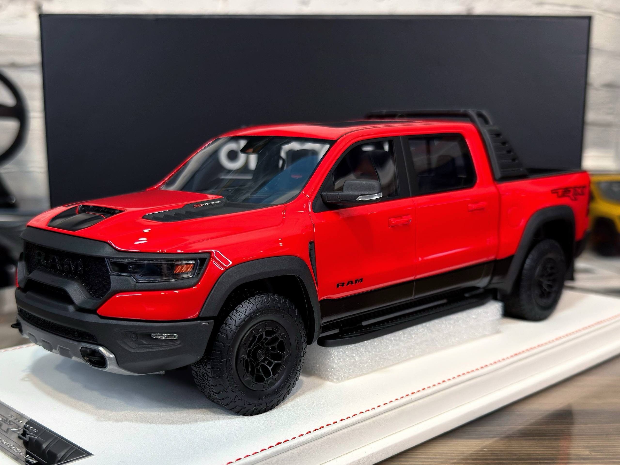 diAMAnd Dodge Ram 1500 TRX Flame Red 1:18