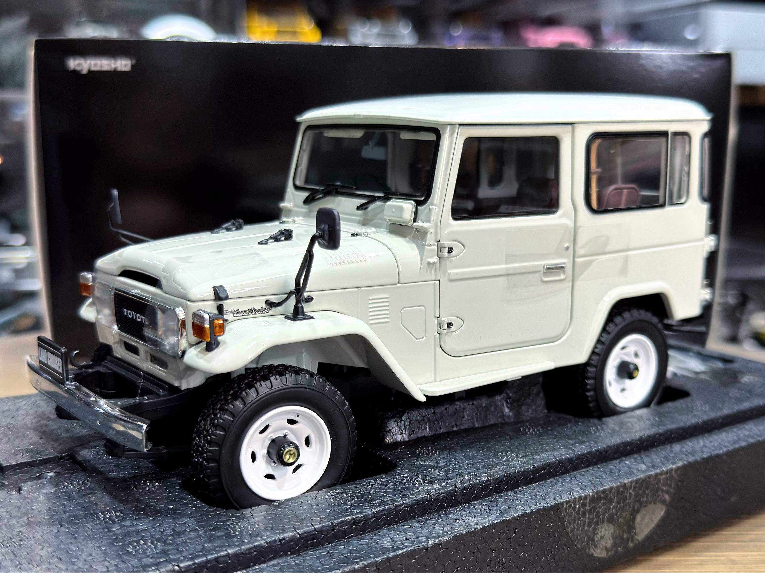 08971W Kyosho Toyota Land Cruiser 40 Van (BJ42V) White 1:18