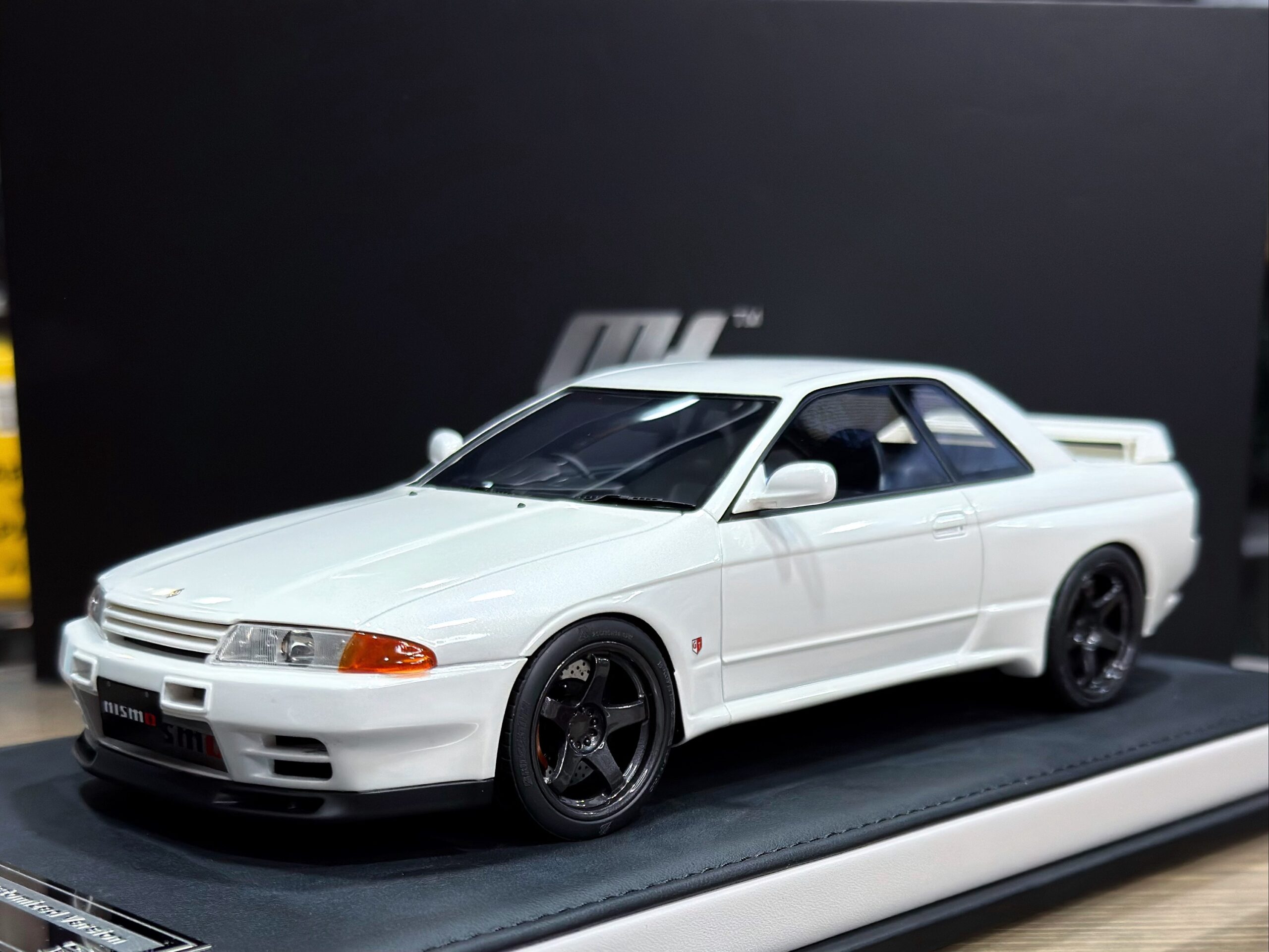 MH027PW Motorhelix Nissan Skyline GT-R R32 Customized Version Pearl White 1:18