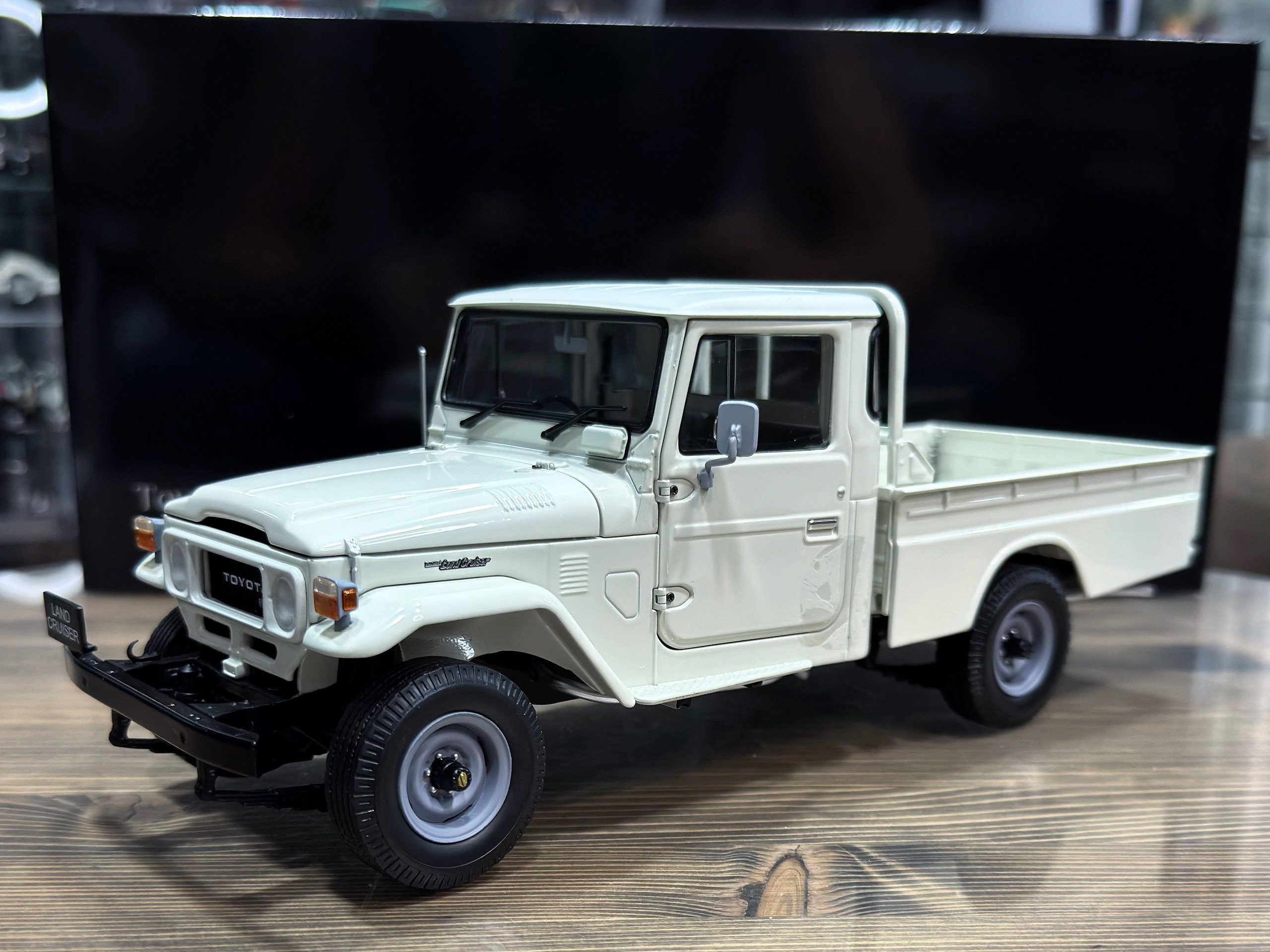 08958W Kyosho Toyota Land Cruiser 40 Pickup White 1:18