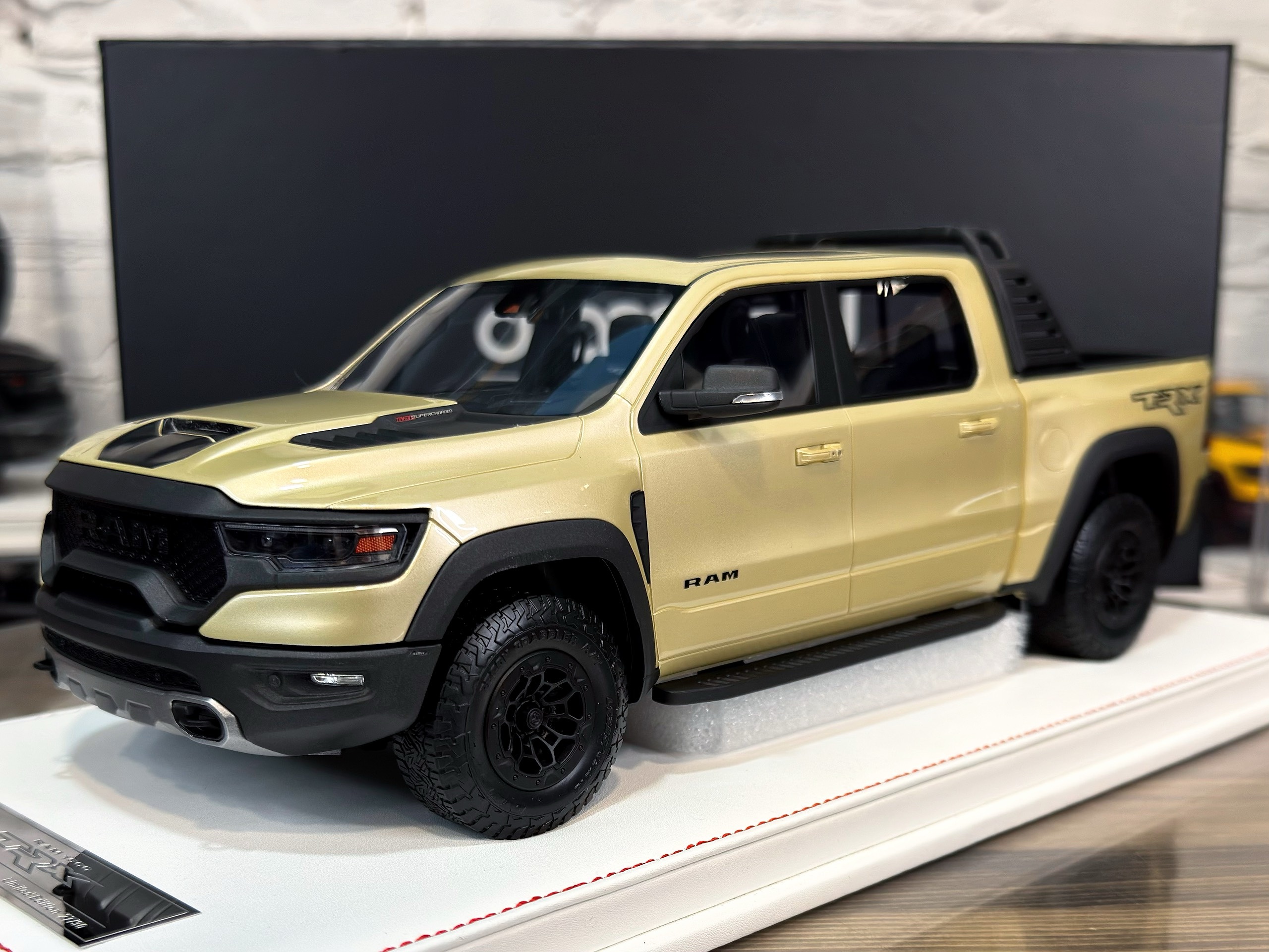 diAMAnd Dodge Ram 1500 TRX Sand 1:18
