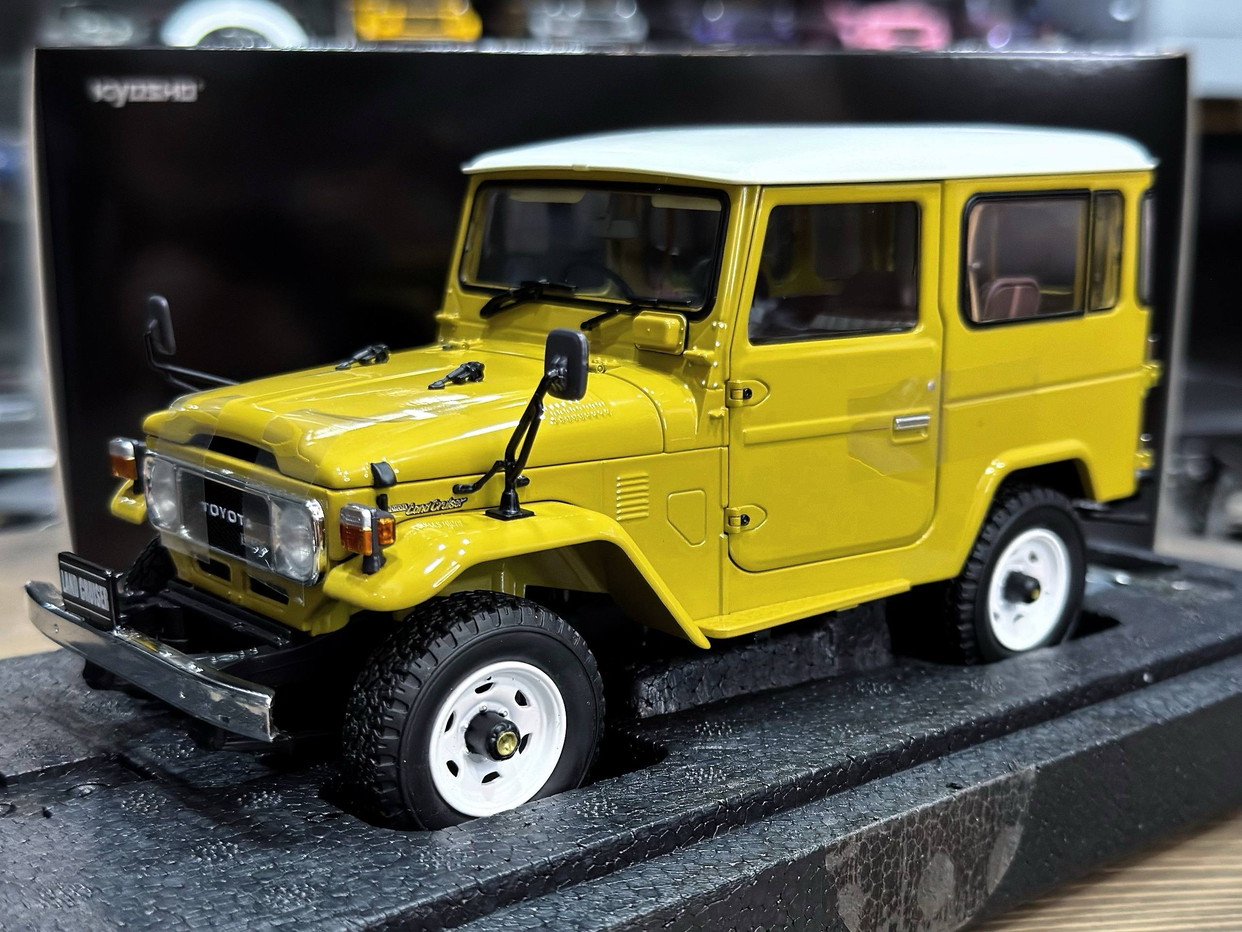 08971Y Kyosho Toyota Land Cruiser 40 Van (BJ42V) Yellow 1:18