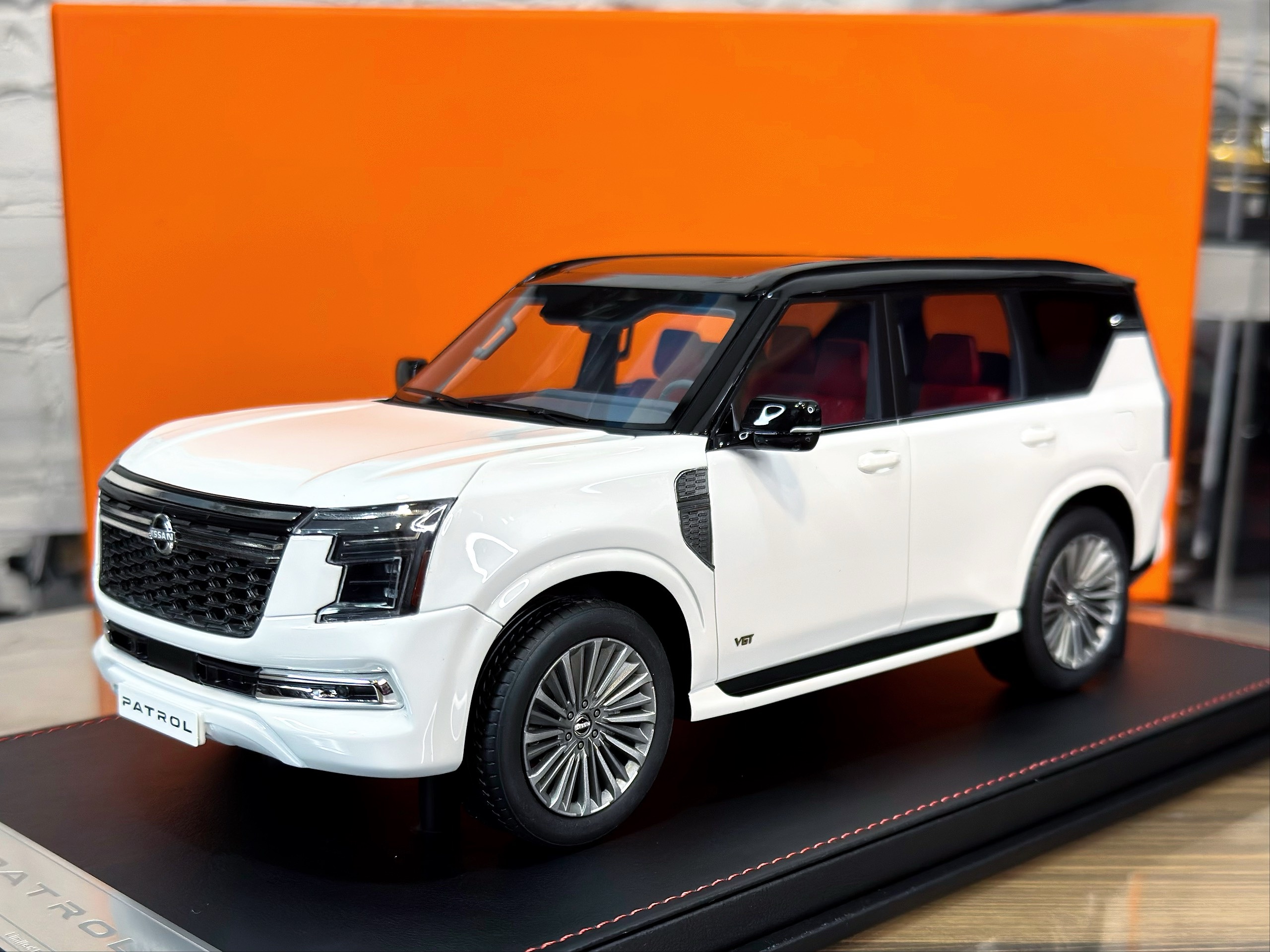 diAMAnd Nissan Patrol White/Black 1:18