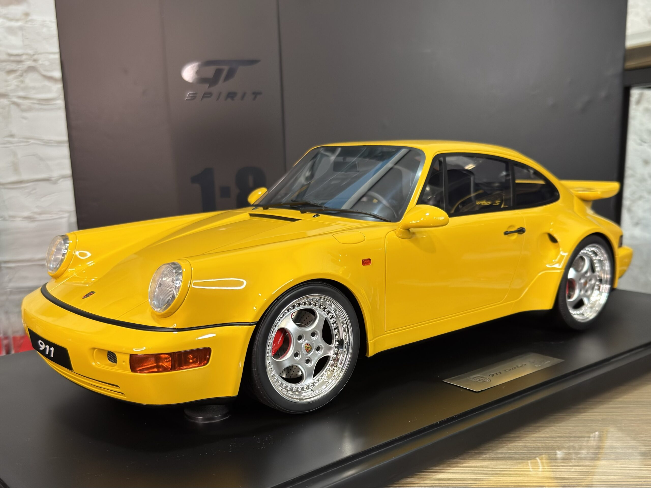GTS801701 GT Spirit Porsche 911 (964) Turbo S Speed Yellow 1994 1:8