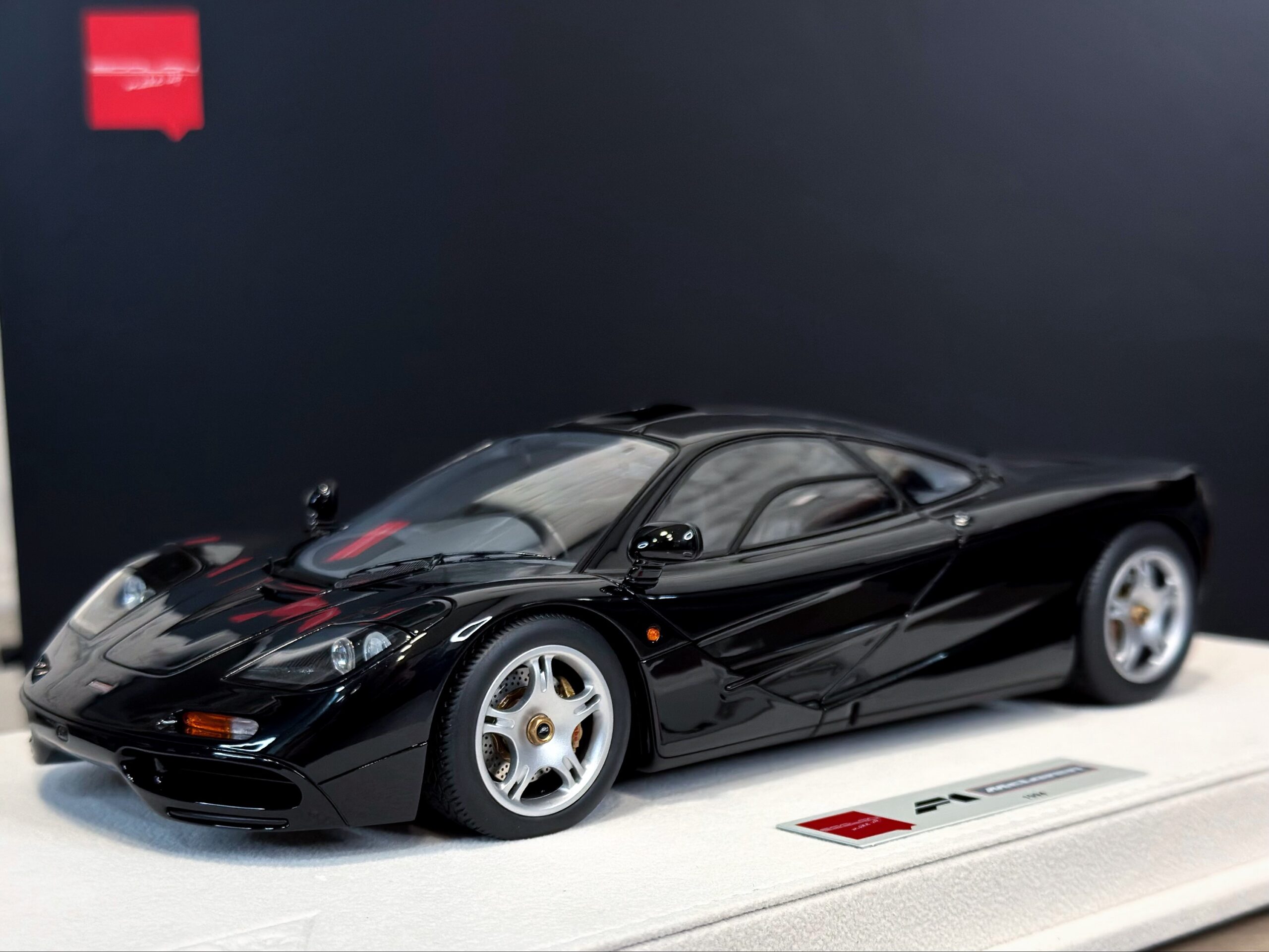 EML073F MakeUp McLaren F1 Roadcar 1994 Jet Black Metallic 1:18