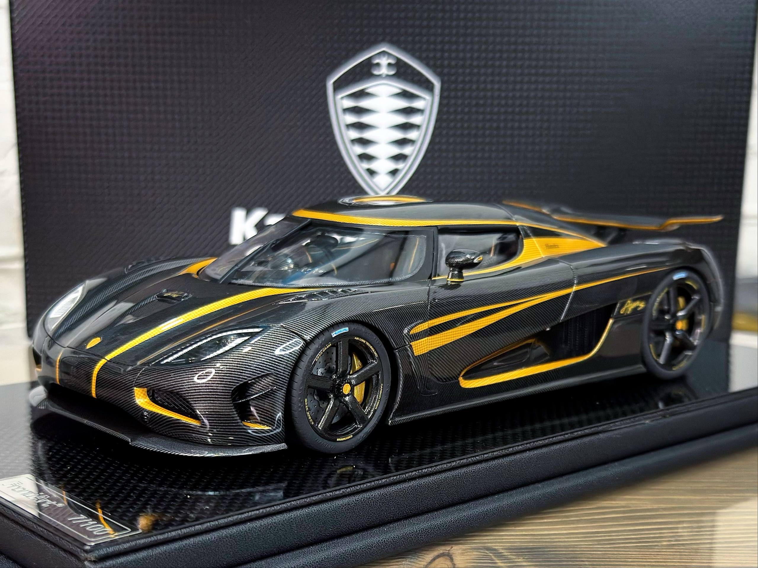 F171-156 FrontiArt Koenigsegg Agera S Hundra Carbon Gold 1:18