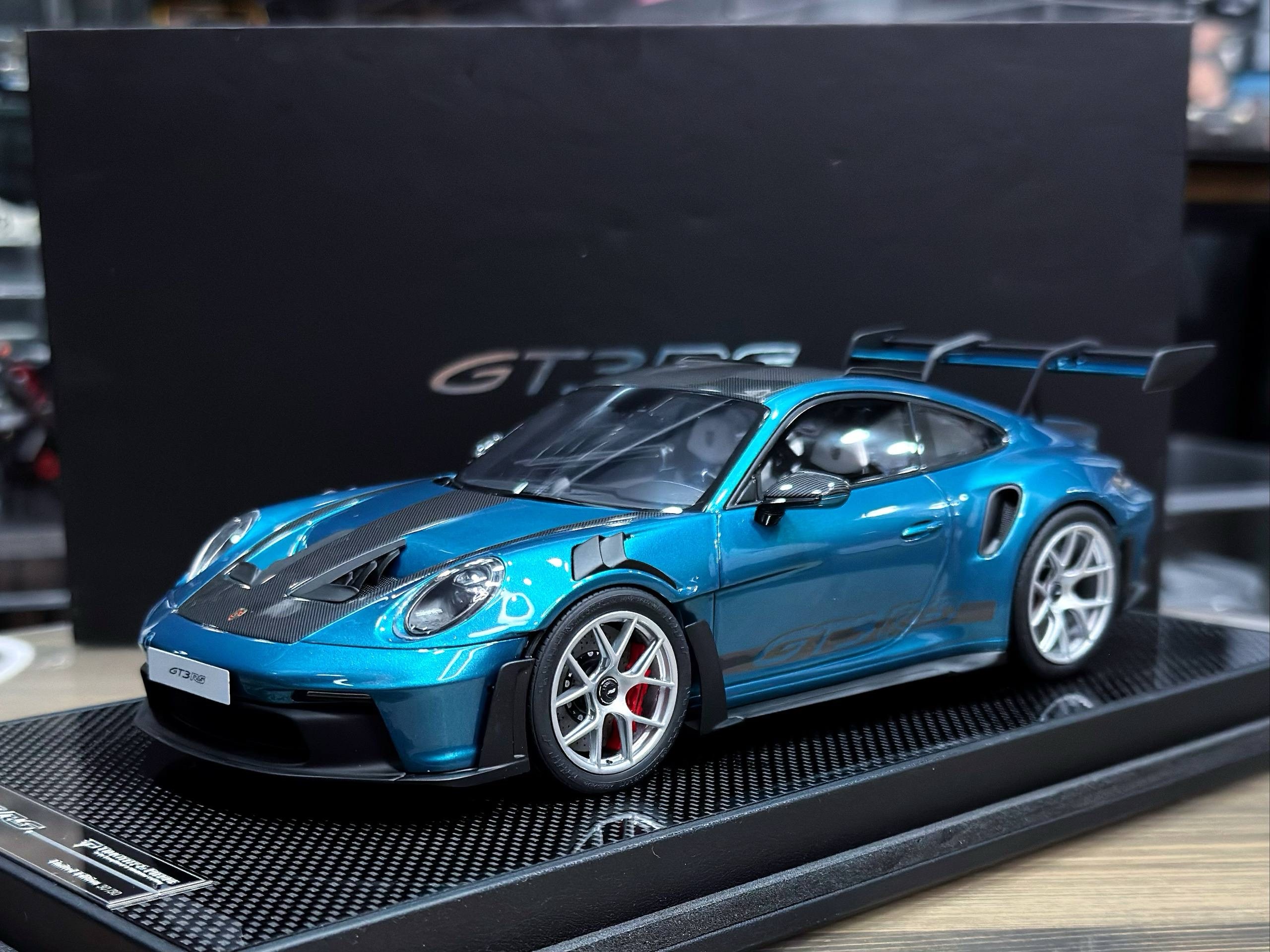 TP1809IBM Timothy & Pierre Porsche 911 (992.1) GT3RS Weissach Package Iparlema Blau Metallic 1:18