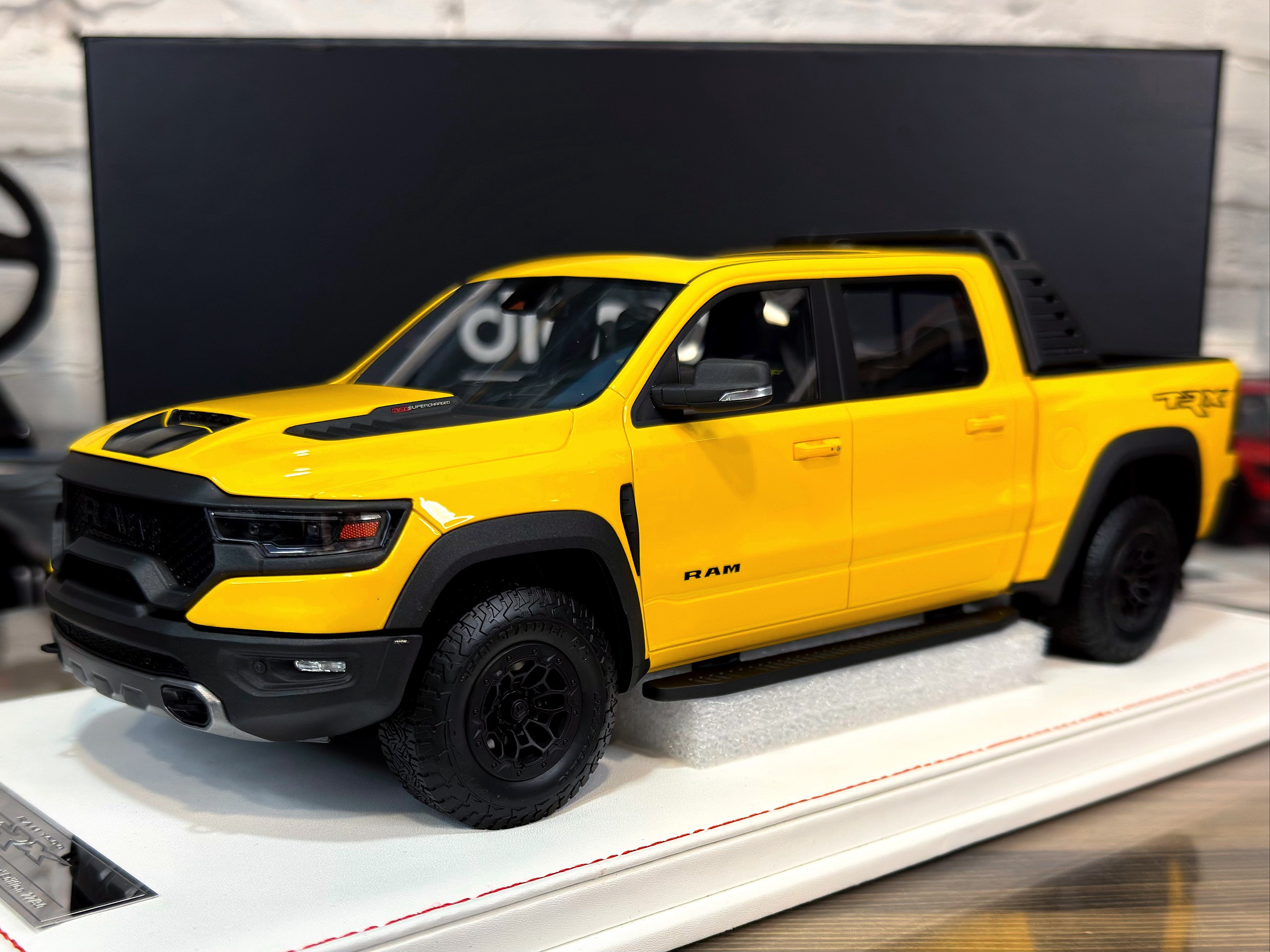 diAMAnd Dodge Ram 1500 TRX Yellow 1:18