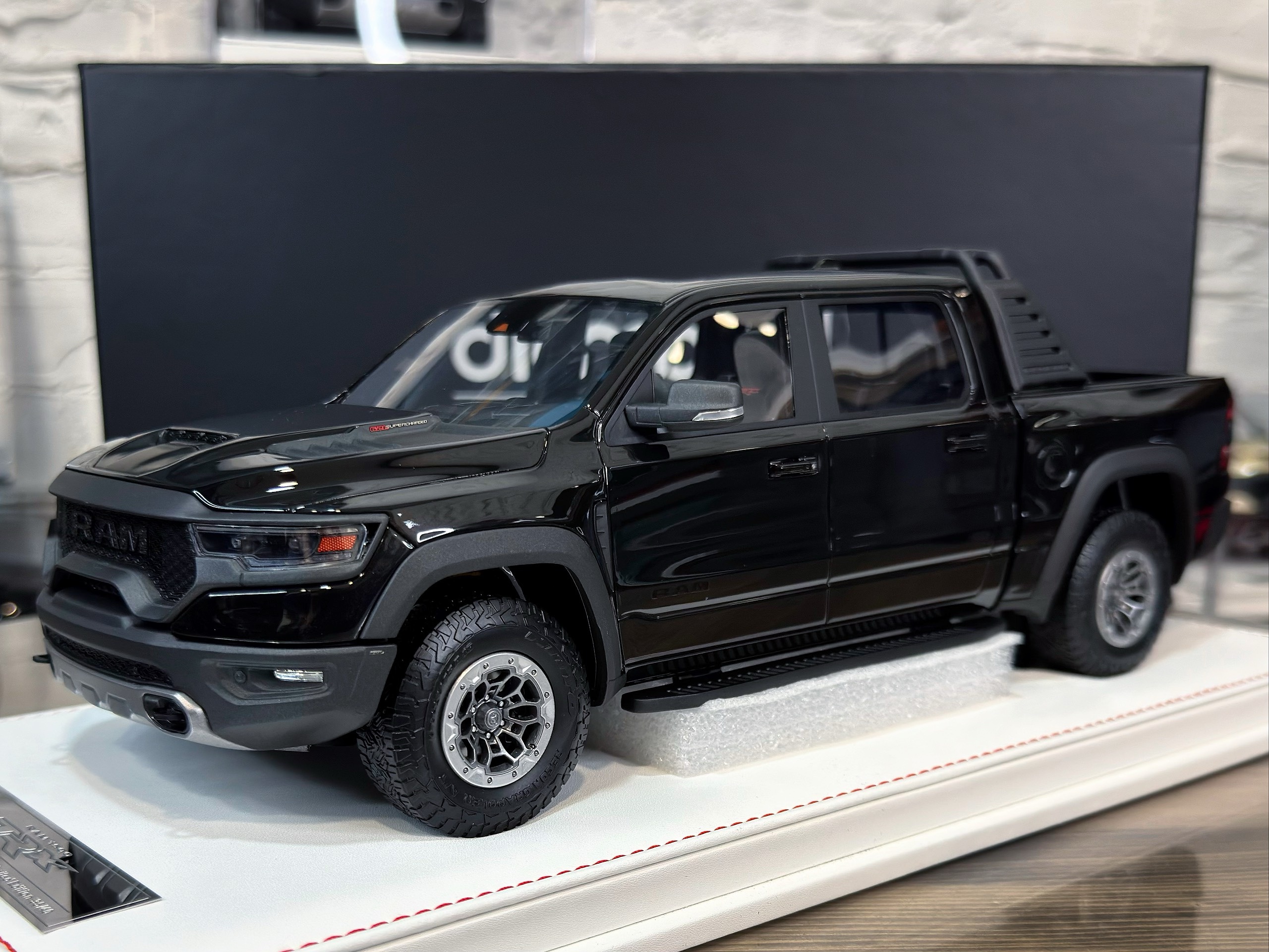 diAMAnd Dodge Ram 1500 TRX Black Gloss 1:18