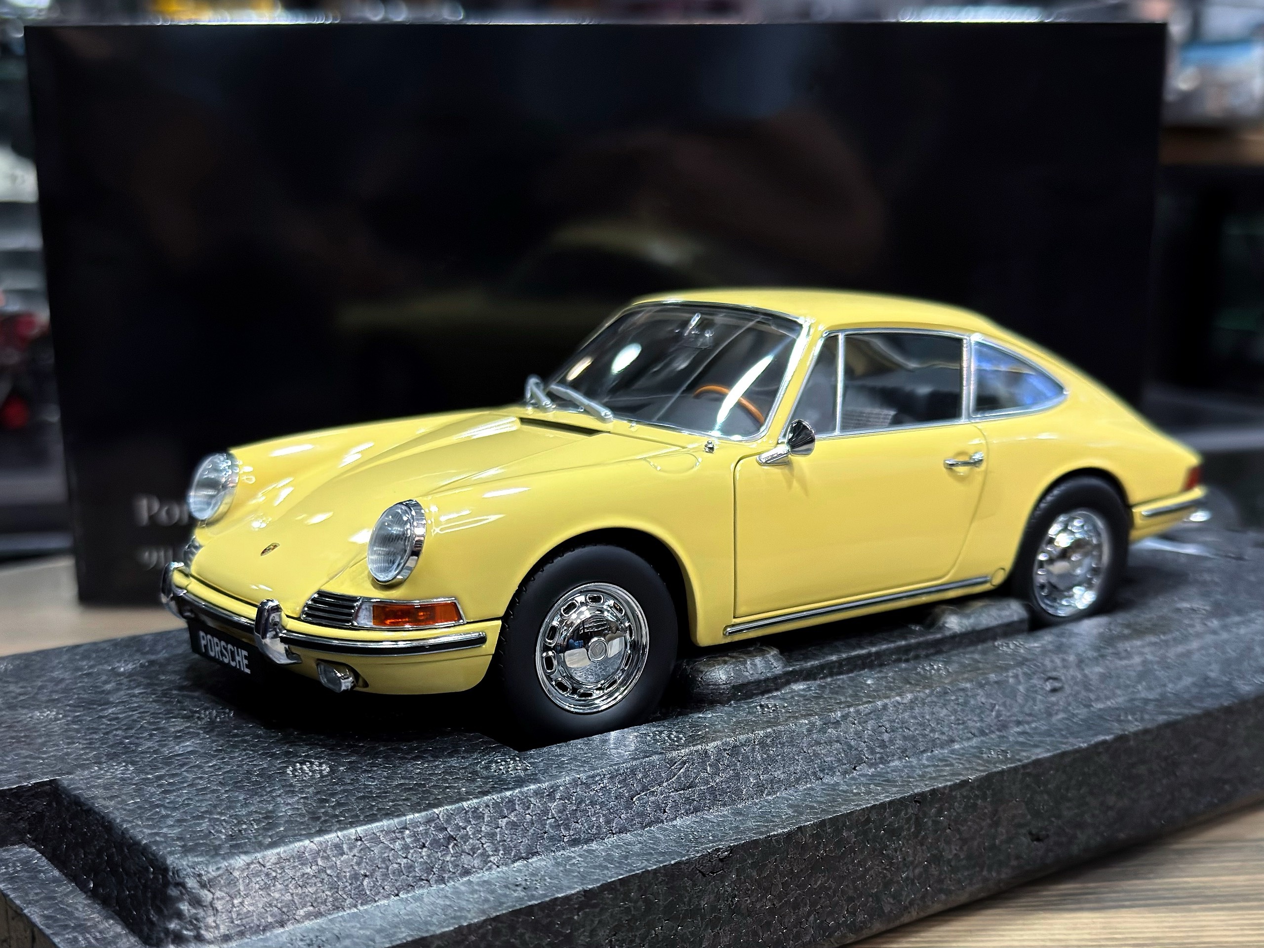 08969Y Kyosho Porsche 911 (901) 1964 Champagne Yellow 1:18
