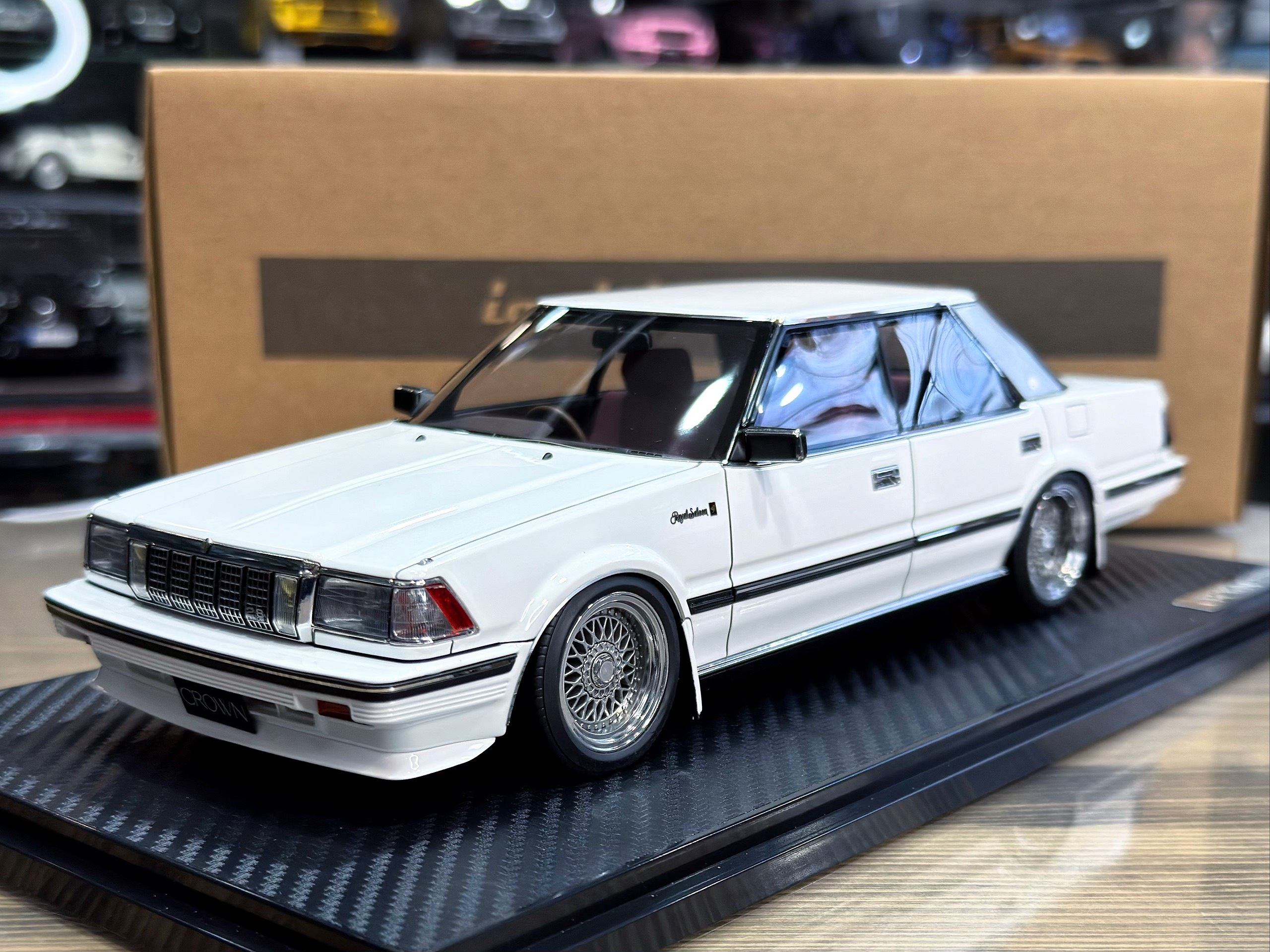 IG3823 Ignition Model Toyota Crown 2.8 Royal Saloon G (120) White 1:18