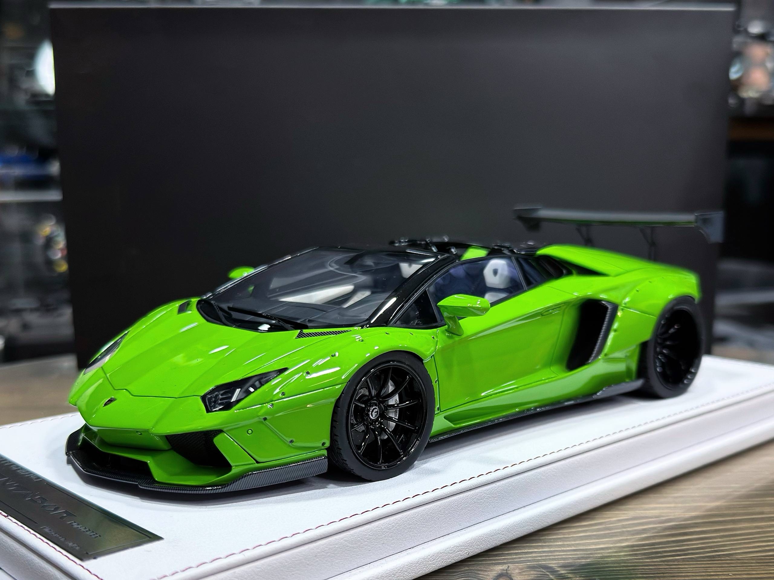GL100LBGR GL Model Lamborghini Aventador Roadster Green 1:18