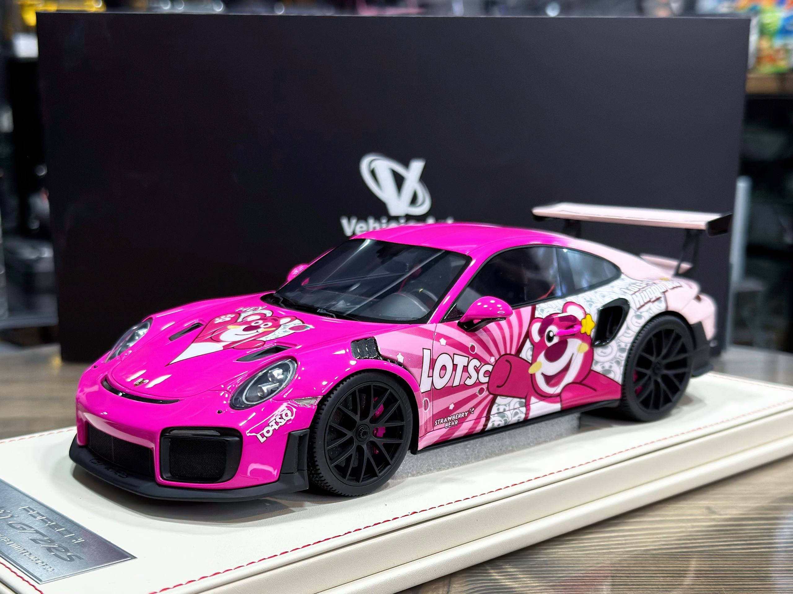 -A- Vehicle Art Porsche 911 GT2 RS Weissach Package Art Pink 1:18