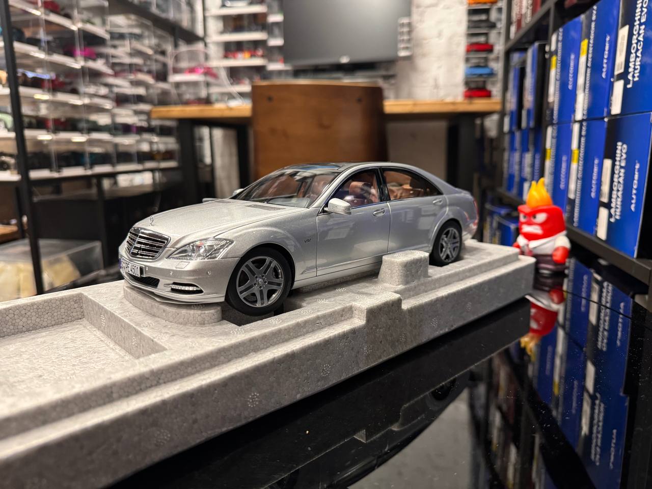 Motorhelix Mercedes S600 (W221) 1:18 Осталась 1 штука.