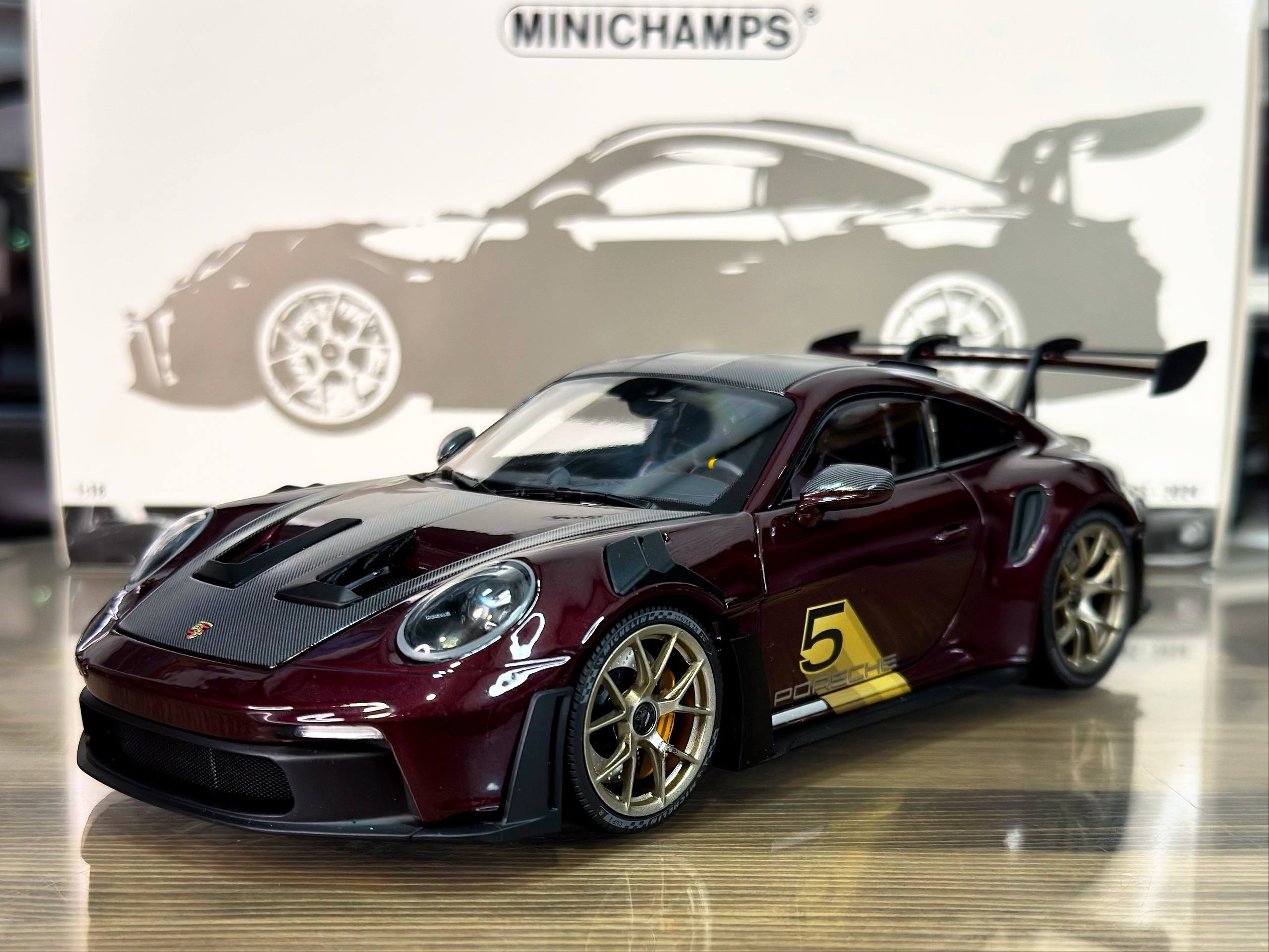 110062029 Minichamps Porsche 911 (992) GT3RS 2023 Purple/Gold Wheels 1:18