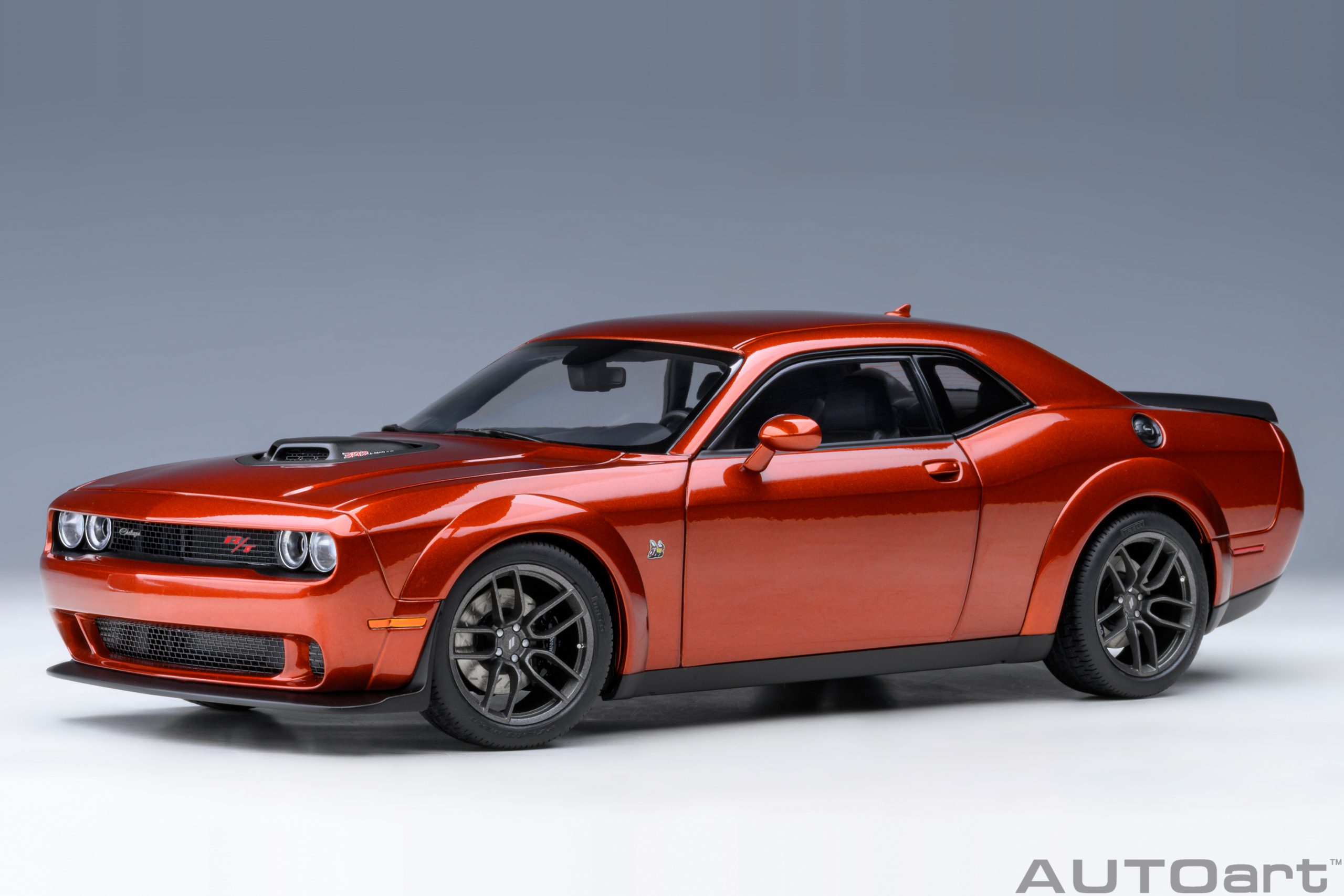 71773 AUTOart Dodge Challenger R/T Scat Pack Shaker Widebody 2022 Sinamon Stic1:18