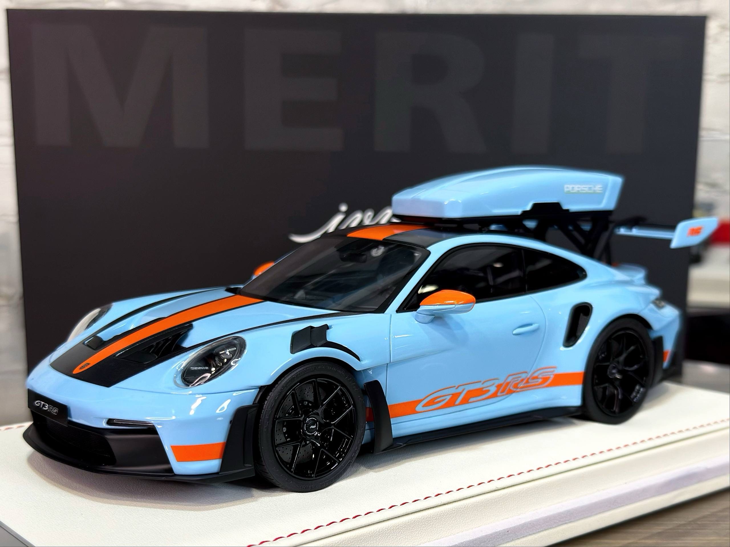 AB641 IVY Merit Porsche 911 (992) GT3 RS Luggage Gulf Blue/Orange Livery with Black Wheels 1:18