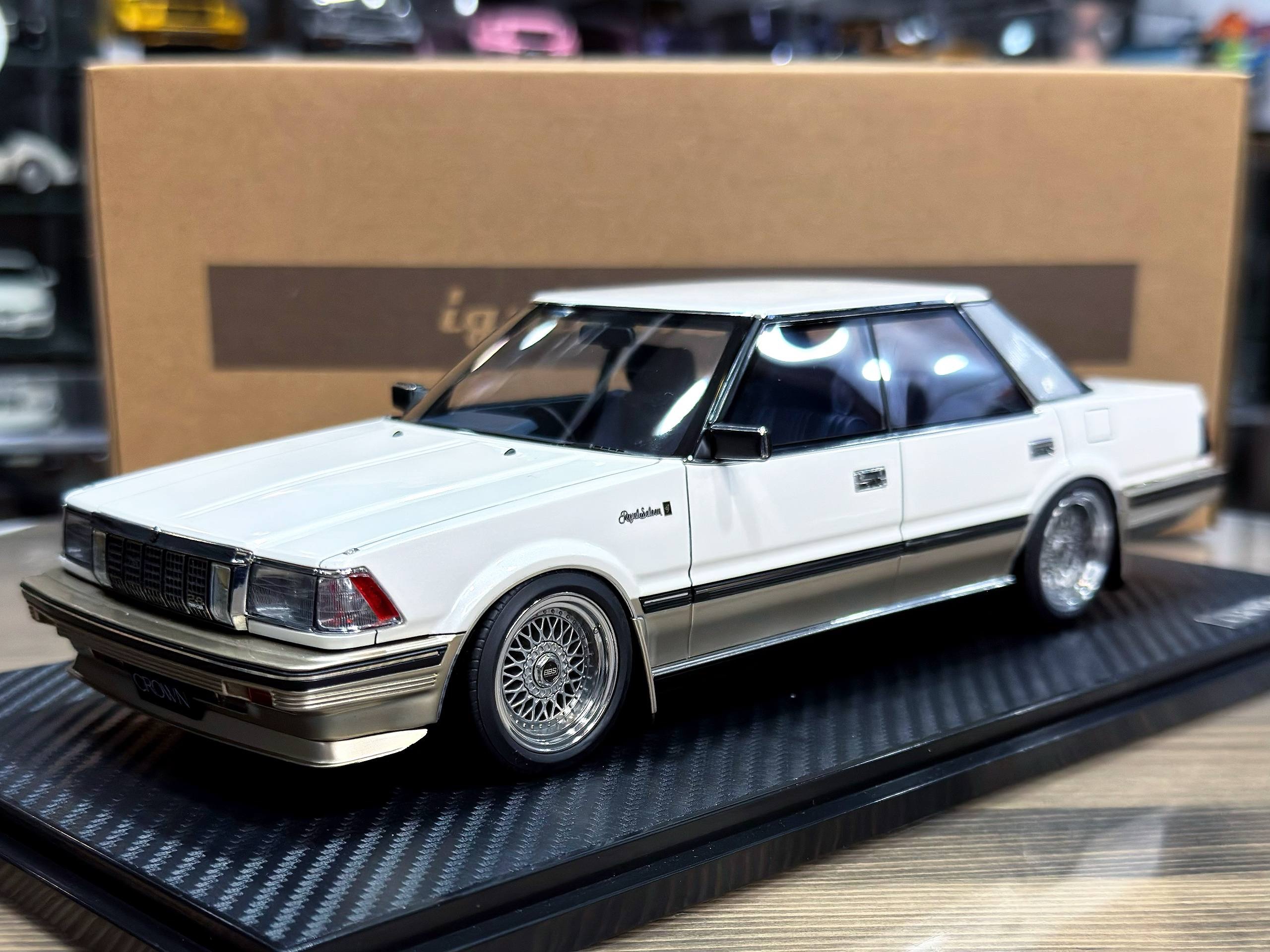 IG3825 Ignition Model Toyota Crown 2.8 Royal Saloon G (120) Pearl White/Gold 1:18