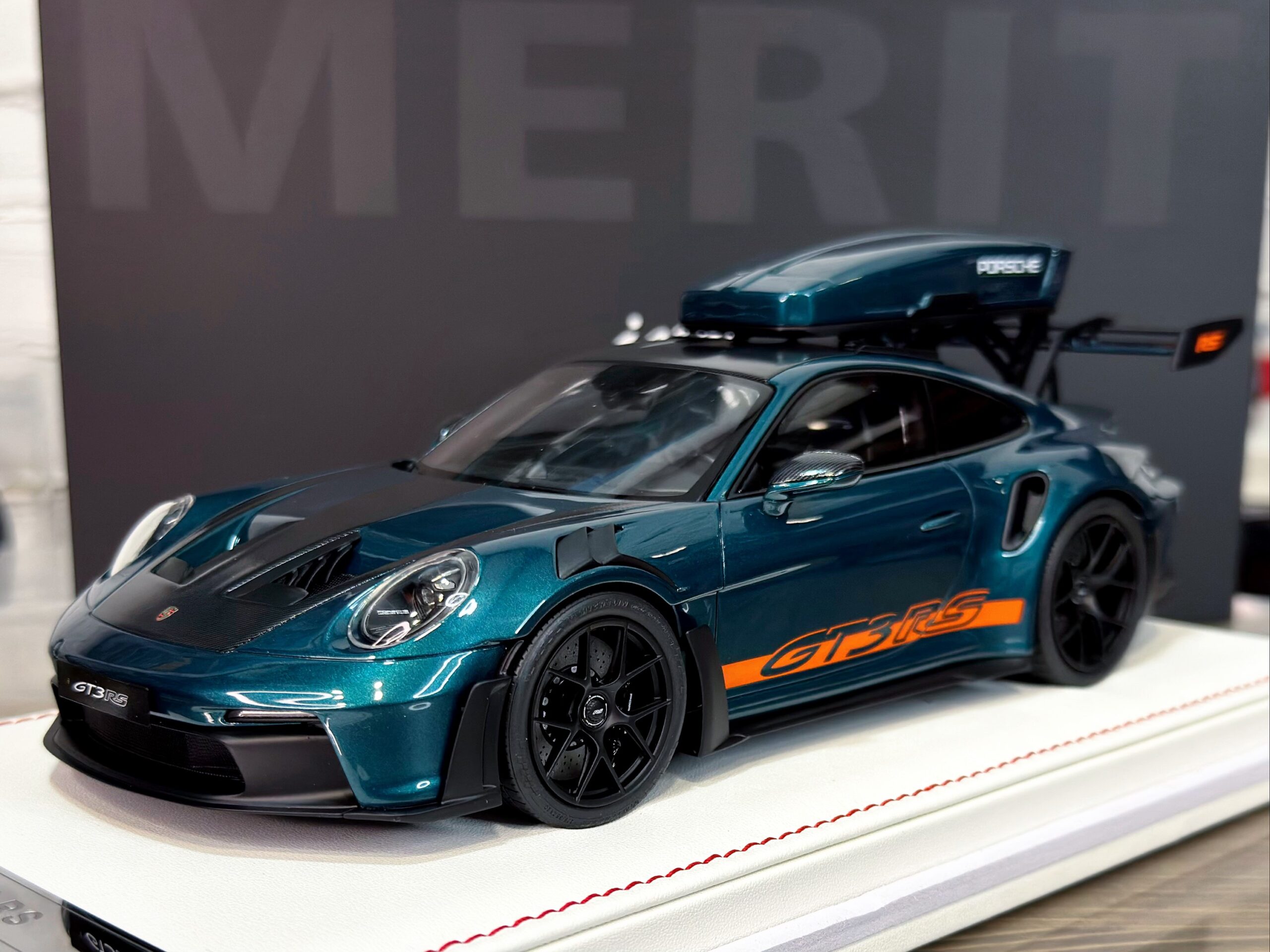 AB653 IVY Merit Porsche 911 (992) GT3 RS Luggage Racing Green/Orange Livery with Black Wheels 1:18