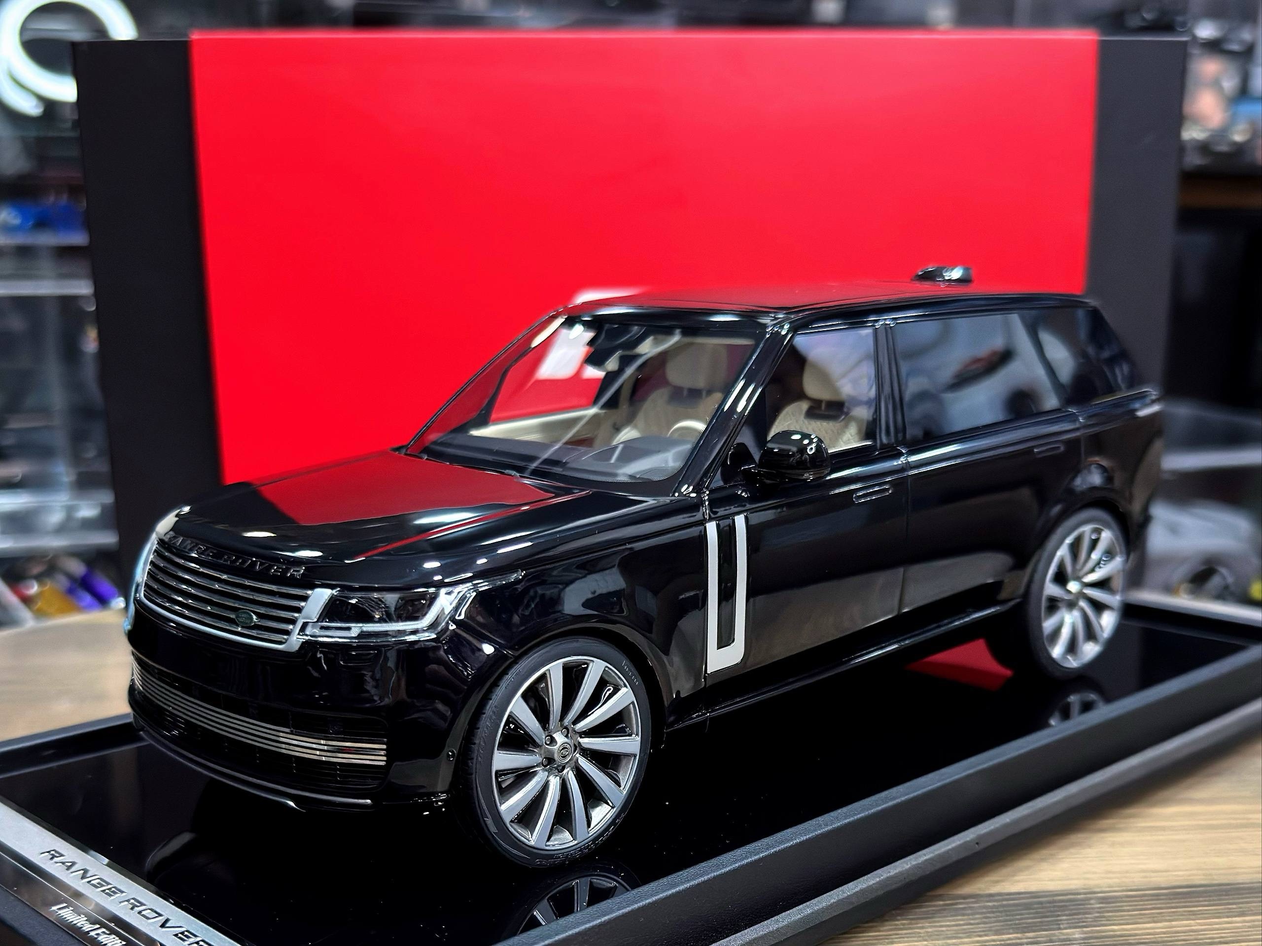 MH026LB Motorhelix Range Rover Ligurian Black 1:18