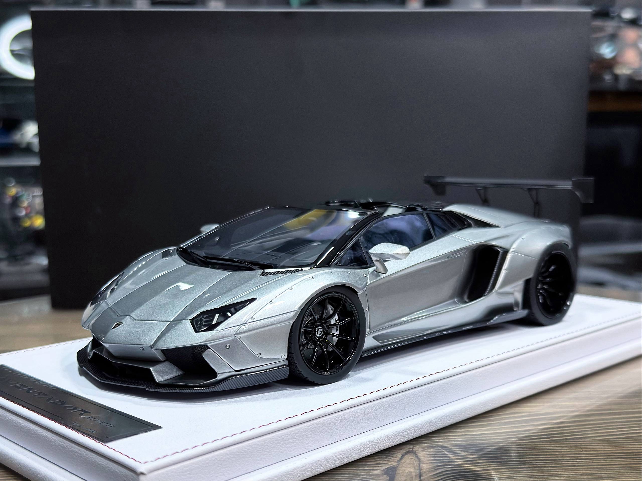 GL100LBSI GL Model Lamborghini Aventador Roadster Silver 1:18