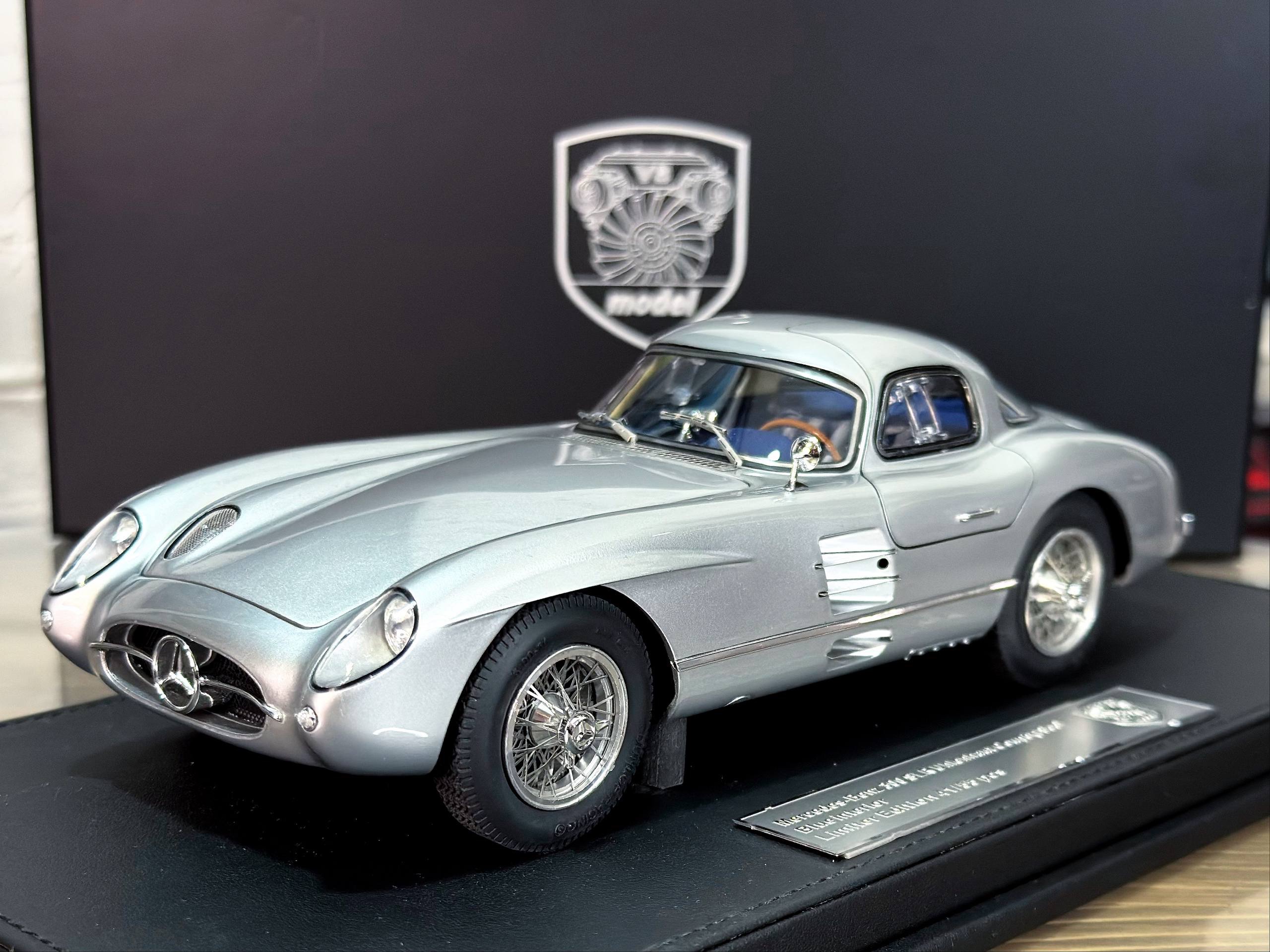 V8 Model Mercedes-Benz 300 SLR Uhlenhaut Coupé (1955) Silver/Blue Interior 1:18