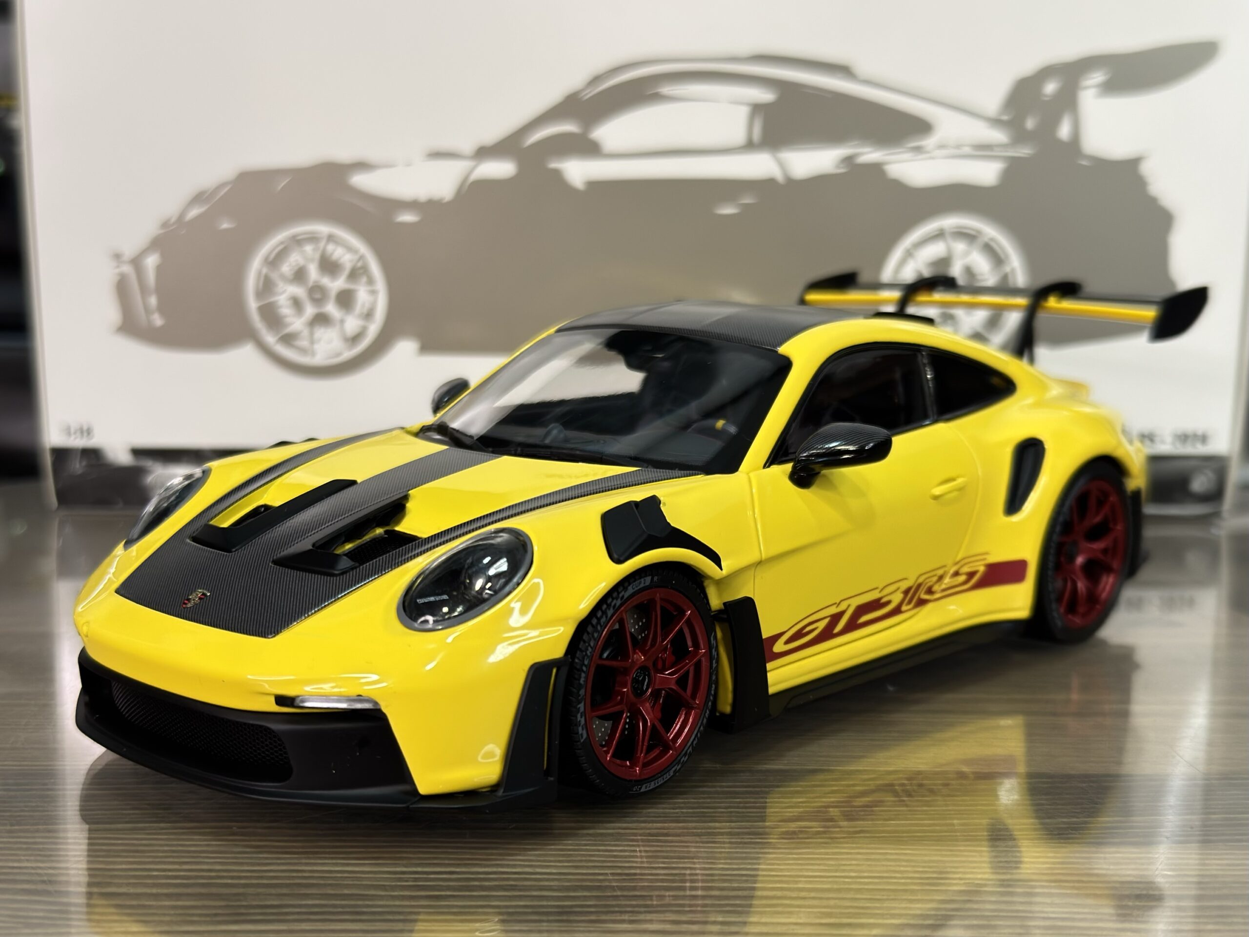 110062025 Minichamps Porsche 911 (992) GT3RS 2024 Yellow/Weissach Package/Red Wheels 1:18