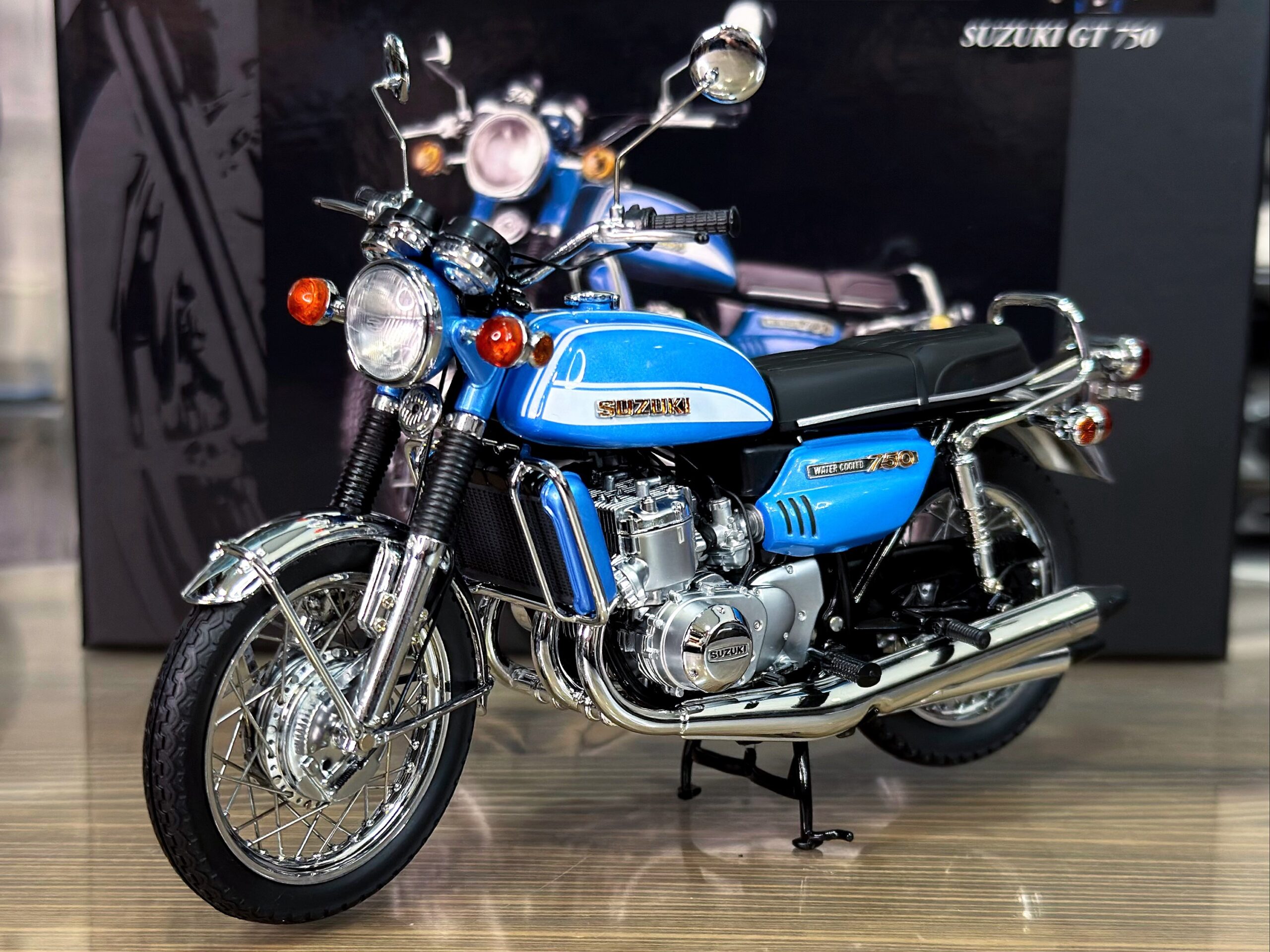 122162102 Minichamps Suzuki GT 750 1982 Blue Metallic 1:12