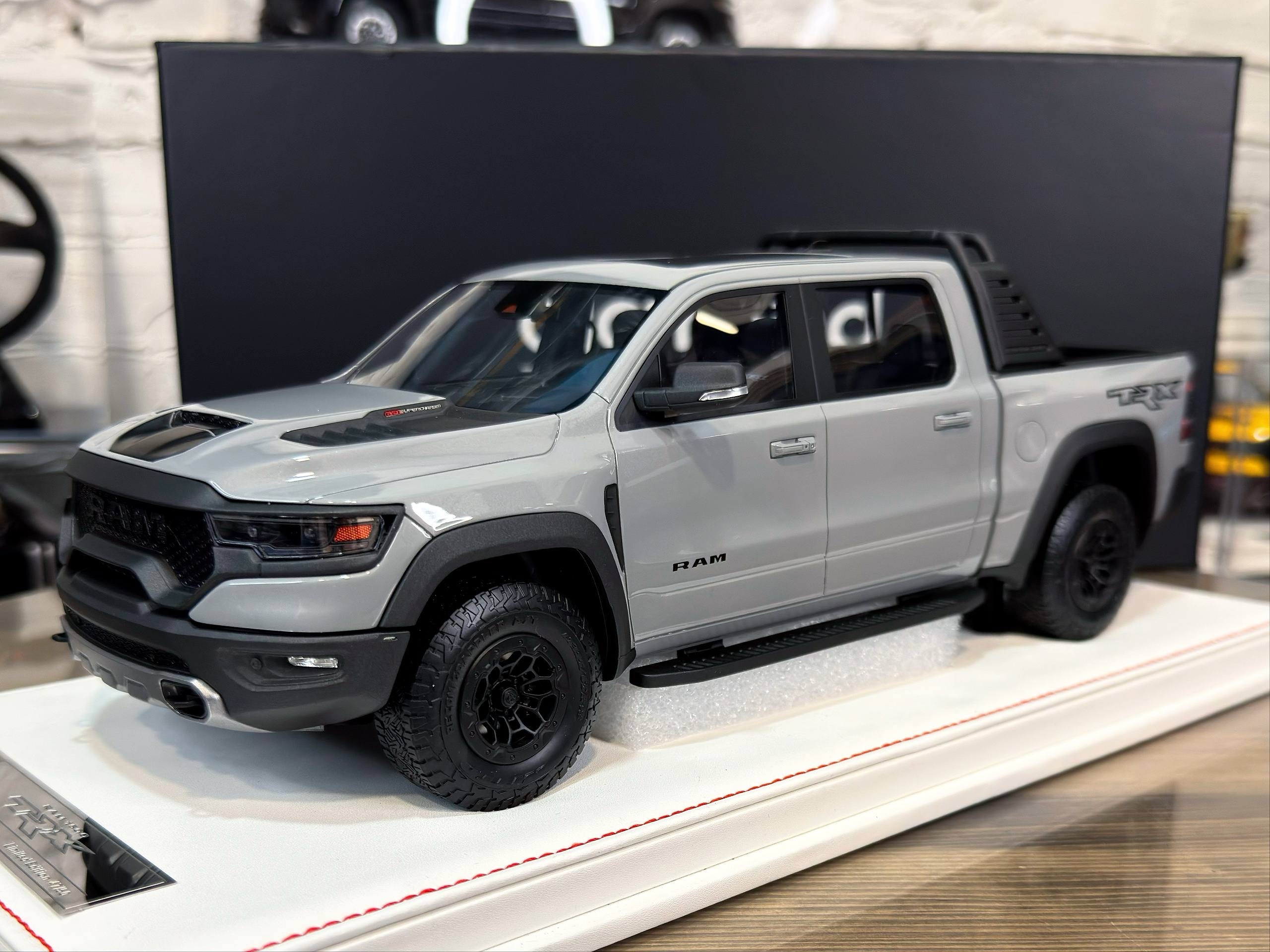 diAMAnd Dodge Ram 1500 TRX Lunar Grey 1:18